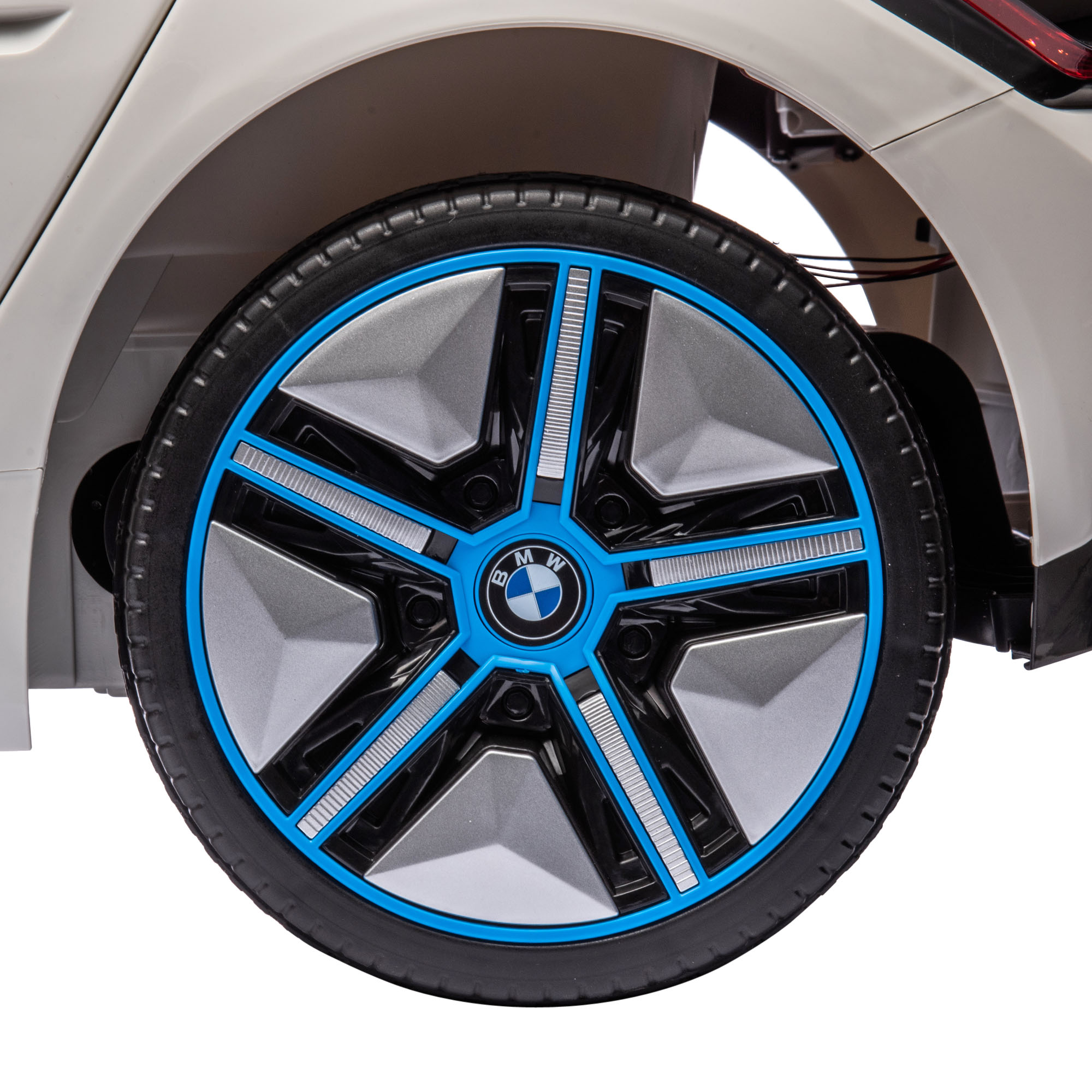 Una ruota di un'auto giocattolo bianca e grigia, con dettagli blu e un logo BMW.