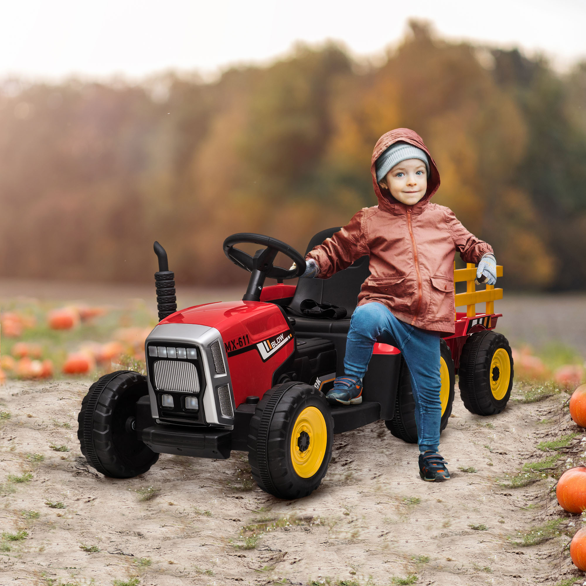 Niño en un tractor de juguete rojo con remolque, calabazas en el fondo, escena otoñal.