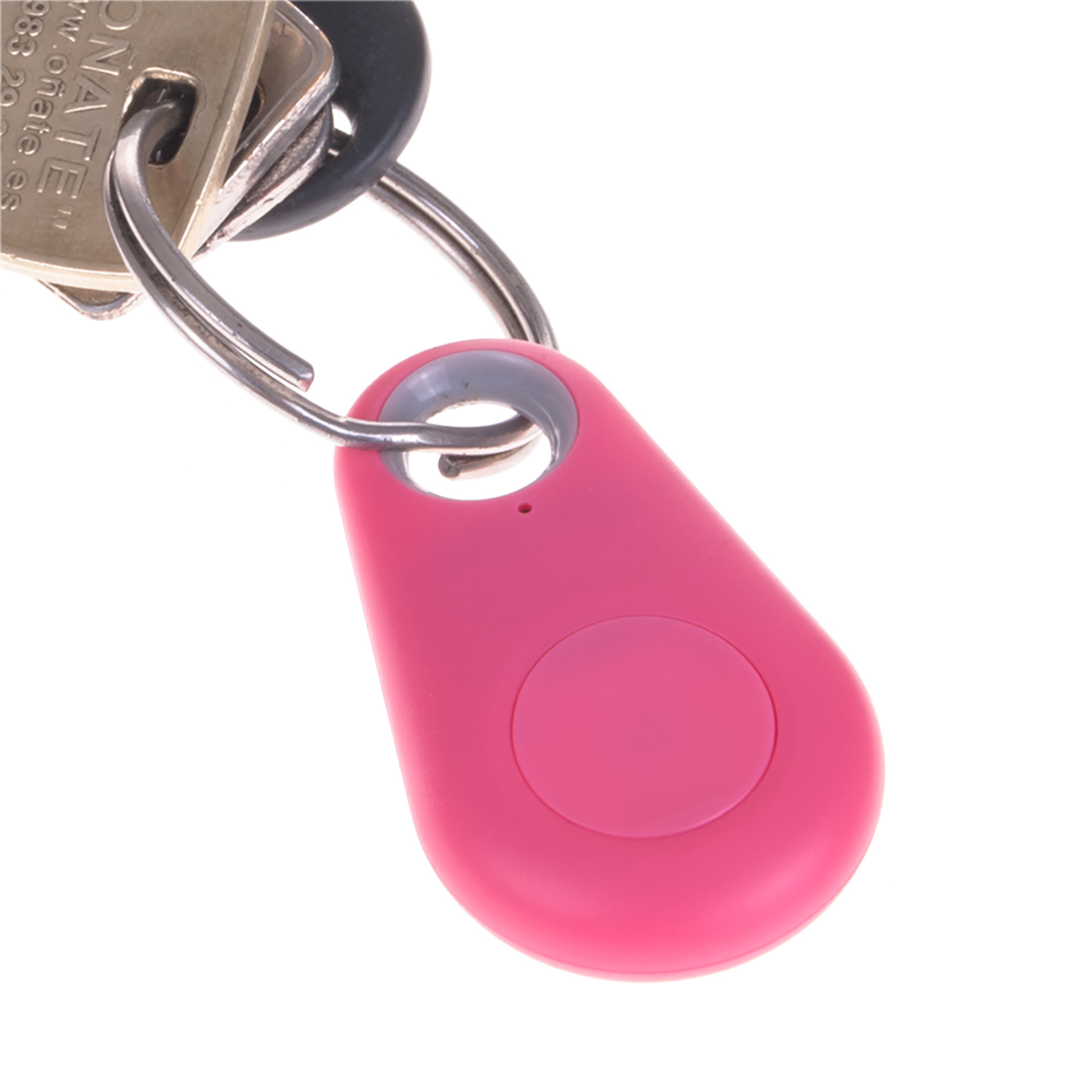 Localizador de llaves rosa con llaves en un llavero. El localizador tiene un botón rosa y un círculo gris.