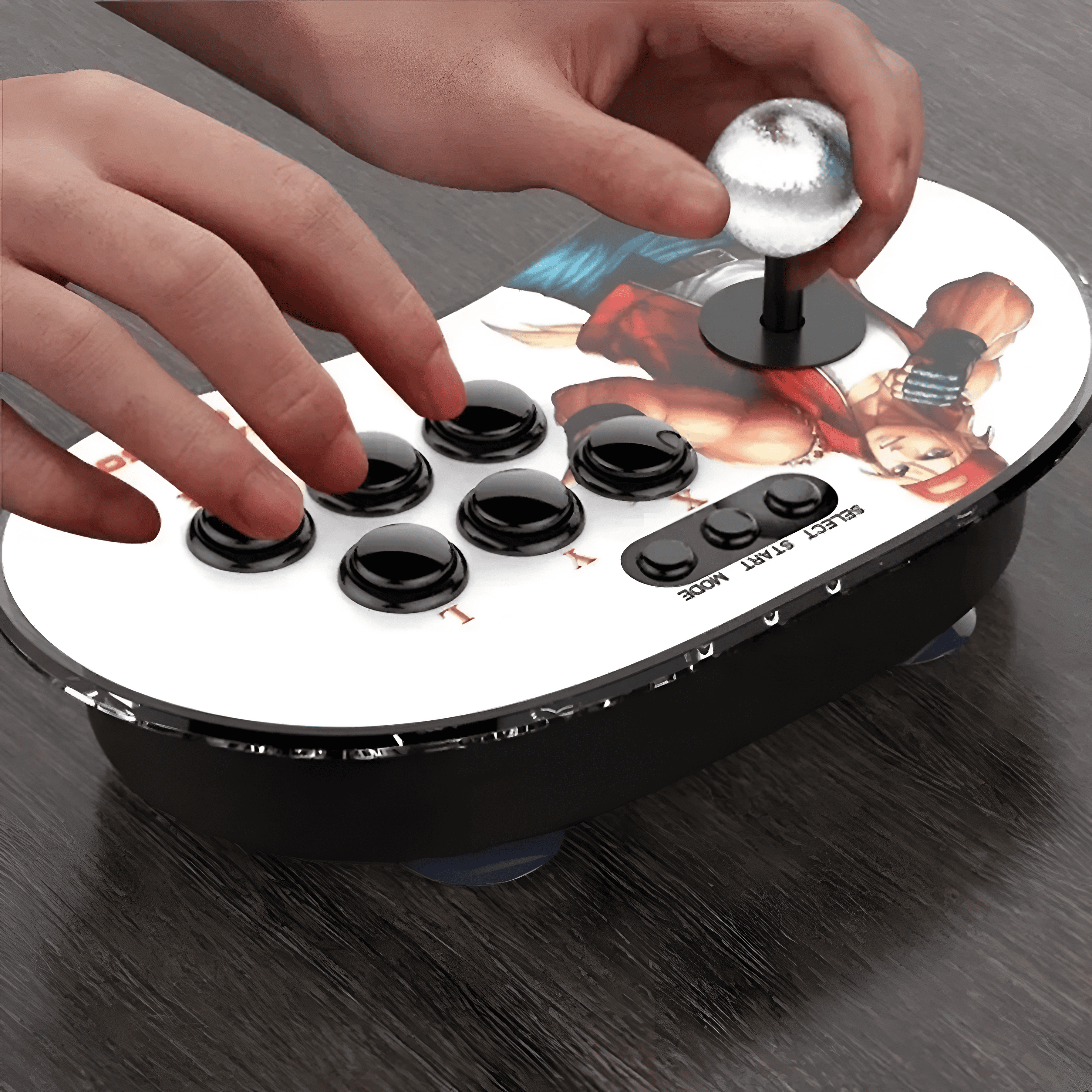 Manos jugando un videojuego en un mando de arcade negro. El mando tiene botones negros y un joystick.