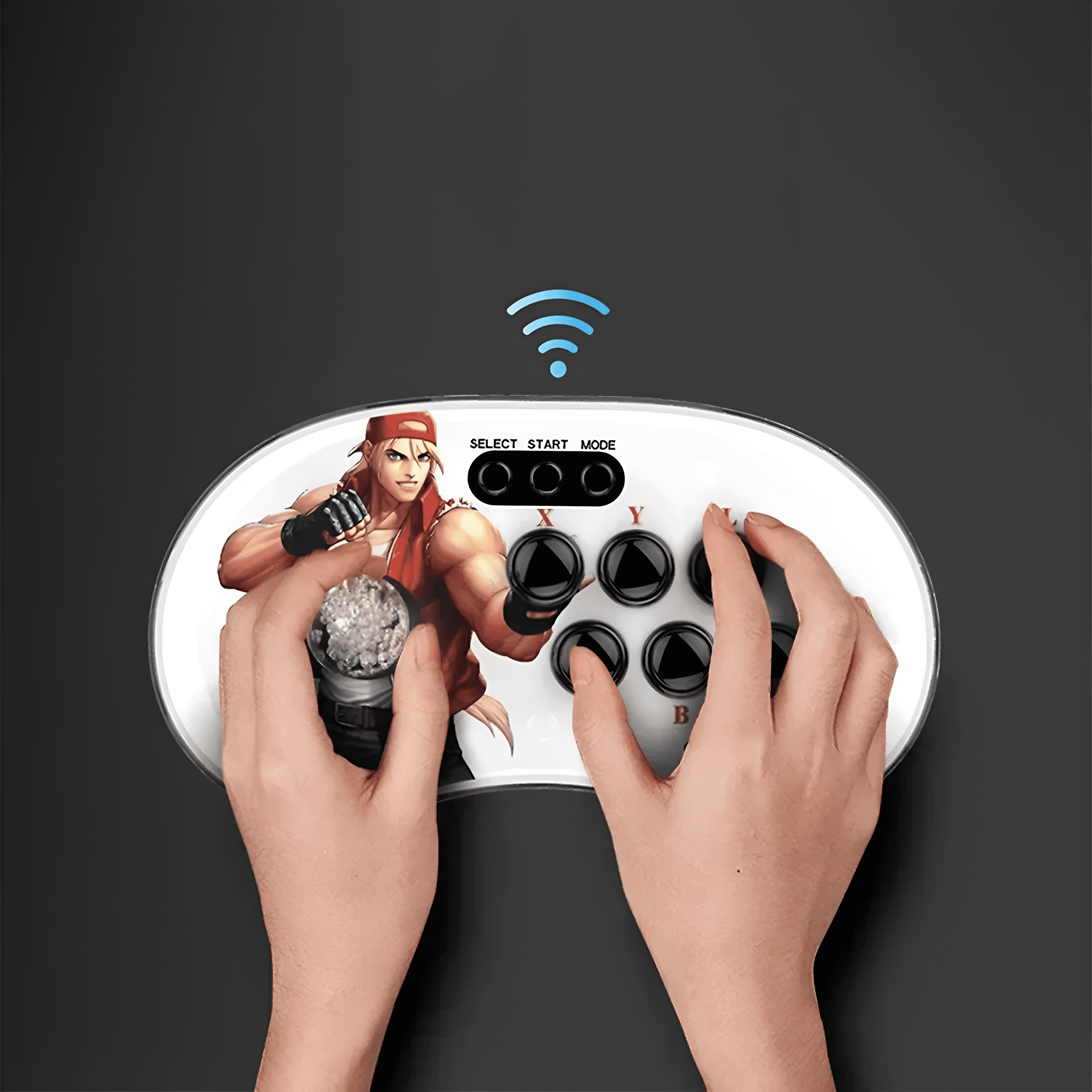 Manos sosteniendo un mando blanco de estilo arcade con un personaje de luchador. El fondo es oscuro.
