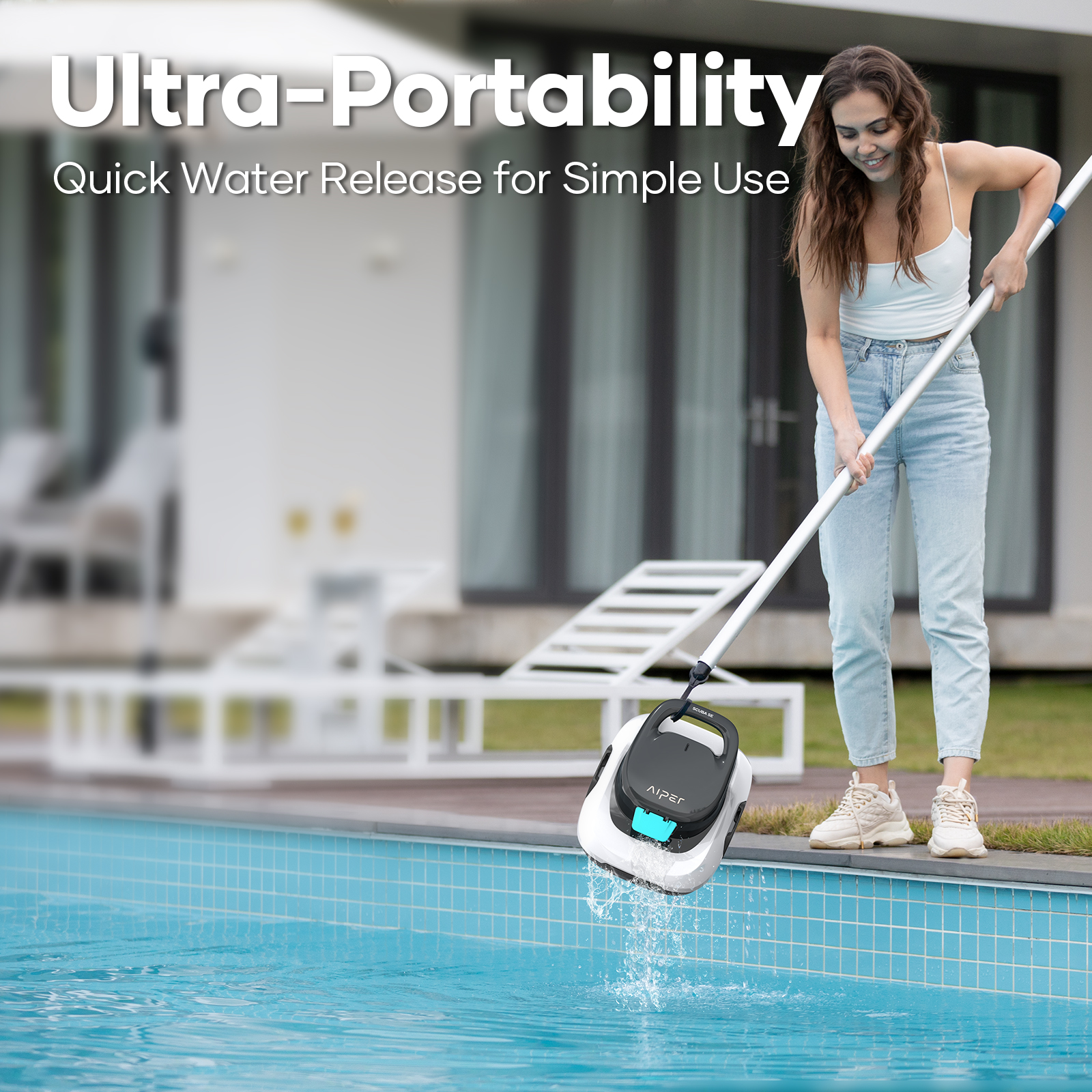 Frau benutzt Poolreiniger in einem Pool. Text sagt Ultra-Portabilität.