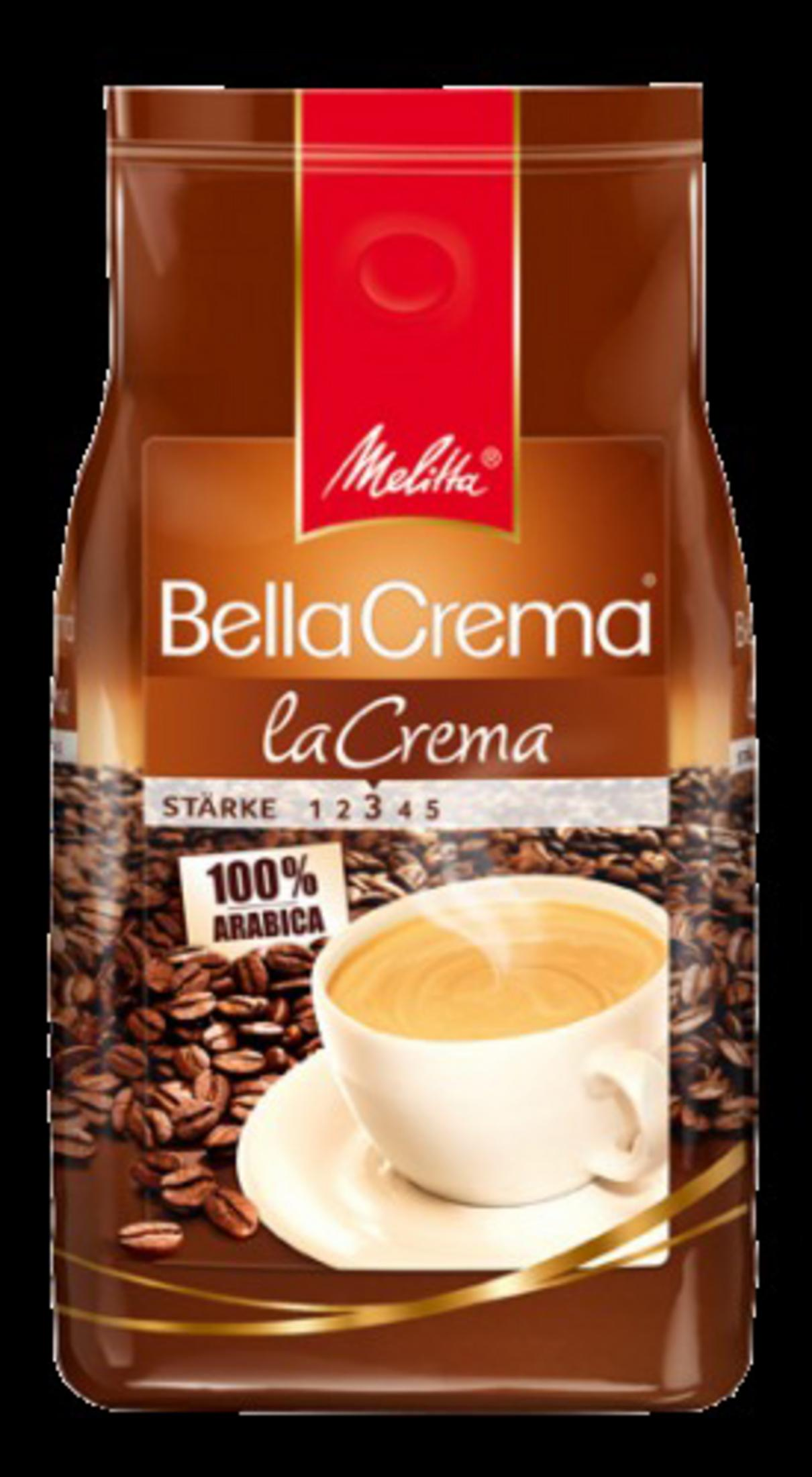 Kaffeepackung mit Kaffeebohnen und einer Tasse Kaffee auf braunem Hintergrund.