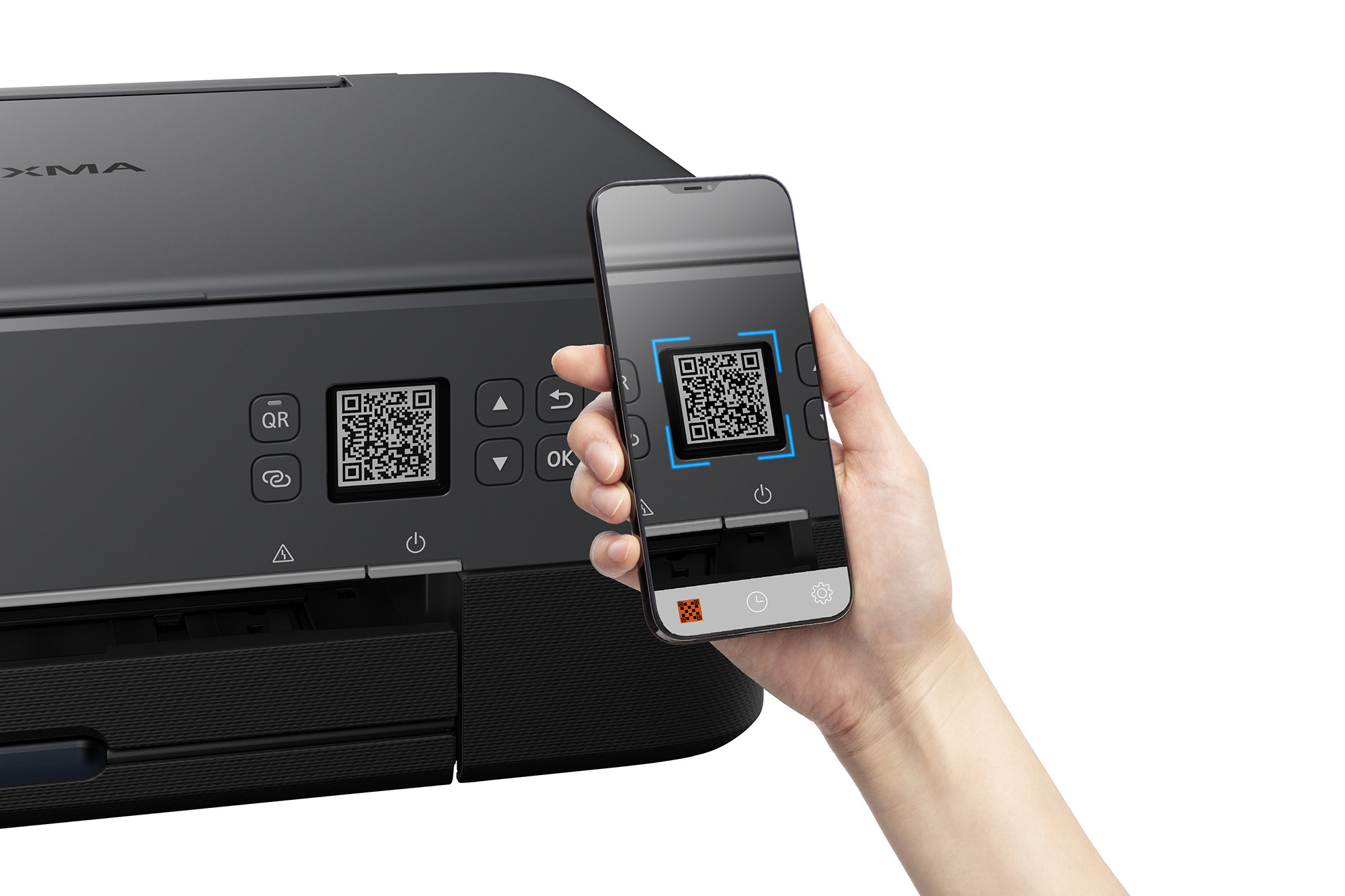 Una impresora con un código QR y un teléfono mostrando el código QR, sostenido por una mano.