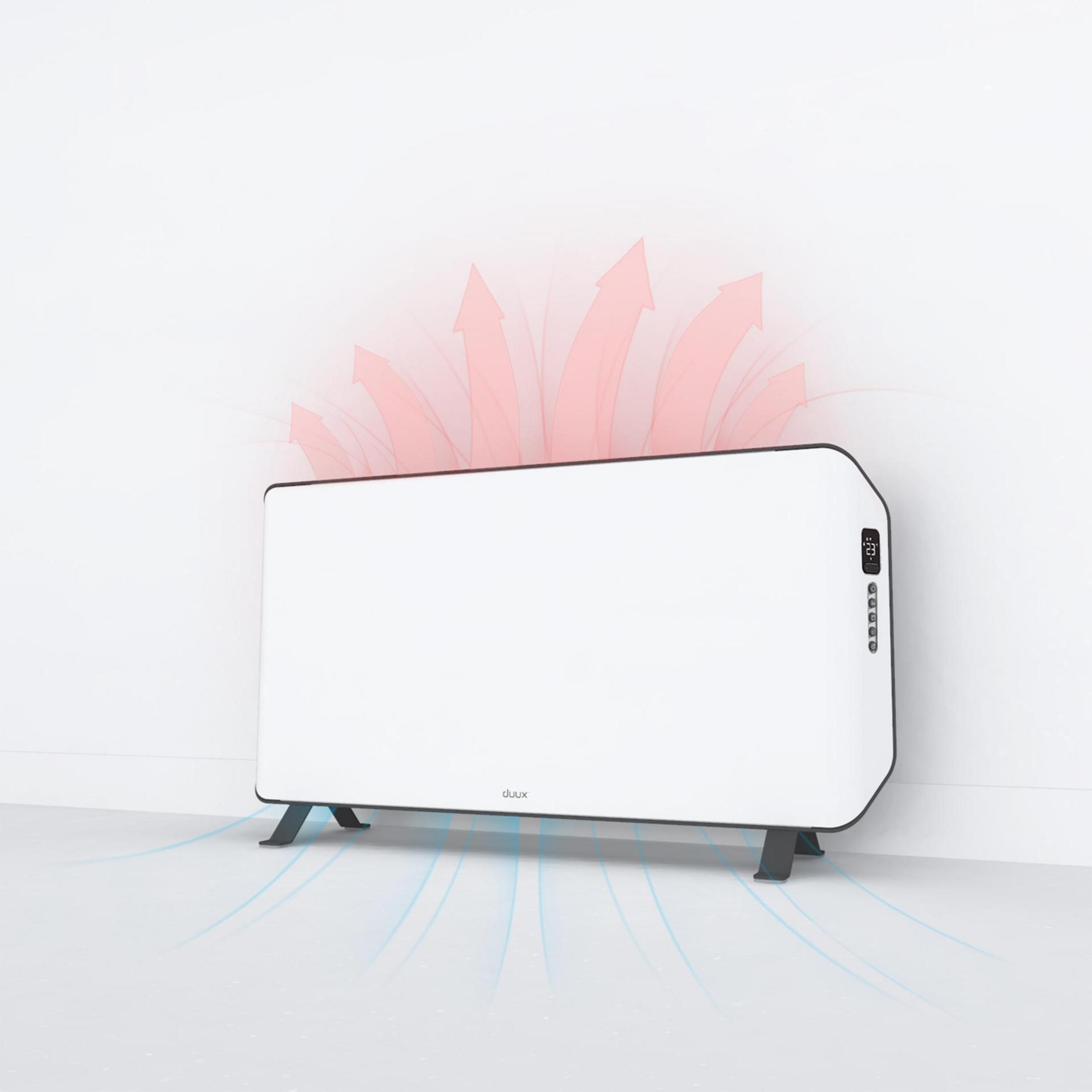 Biały grzejnik elektryczny ze wskaźnikami przepływu powietrza w kolorze czerwonym i niebieskim. Tło jest białe.