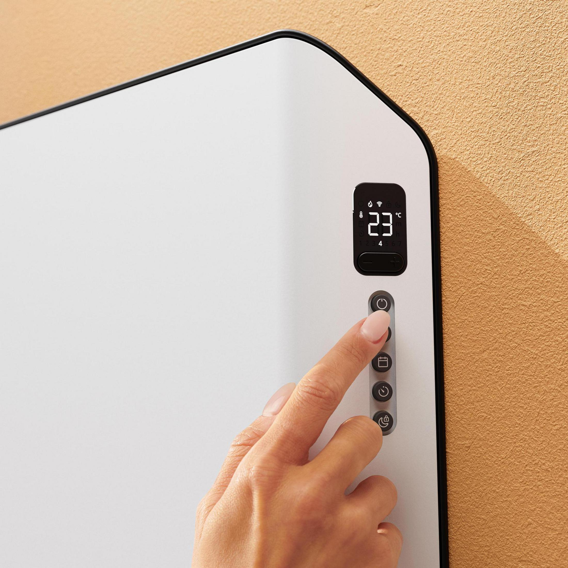 Białe inteligentne lustro z wyświetlaczem cyfrowym, przyciskami i ręką dotykającą go, na ścianie.