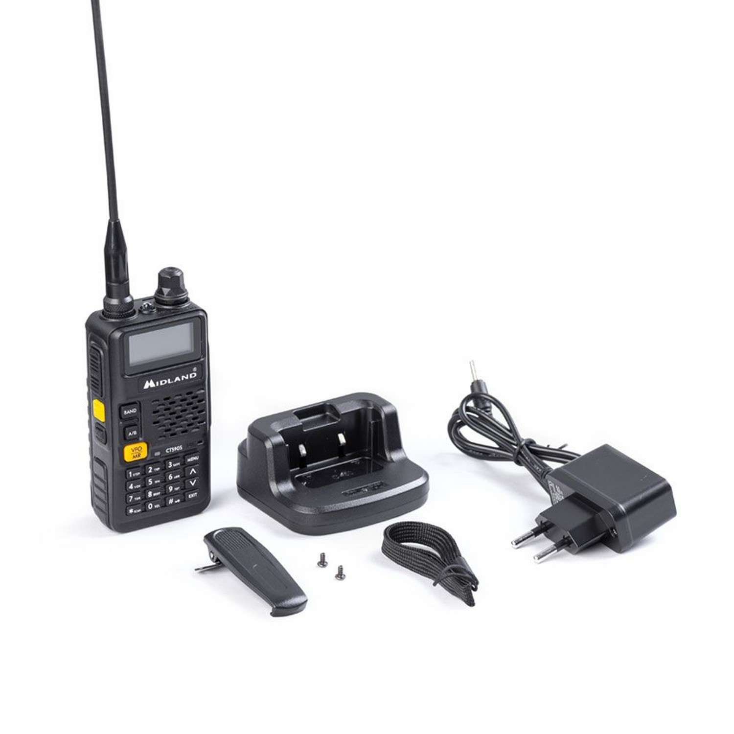 Una radio ricetrasmittente nera e accessori su bianco. Include caricatore, antenna e clip.