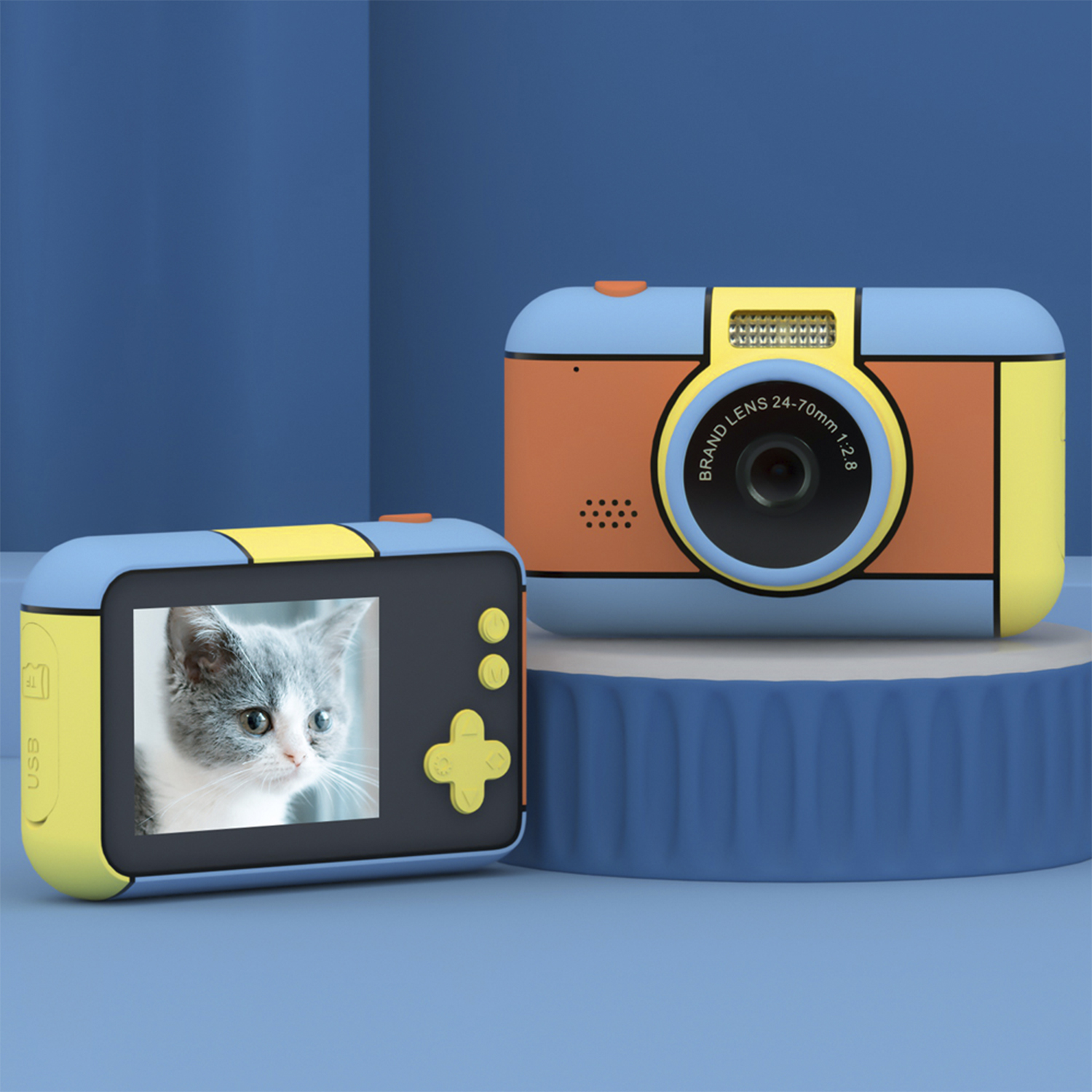Orangefarbene und blaue Spielzeugkamera. Ein Katzenbild ist auf dem Bildschirm. Blauer Hintergrund.