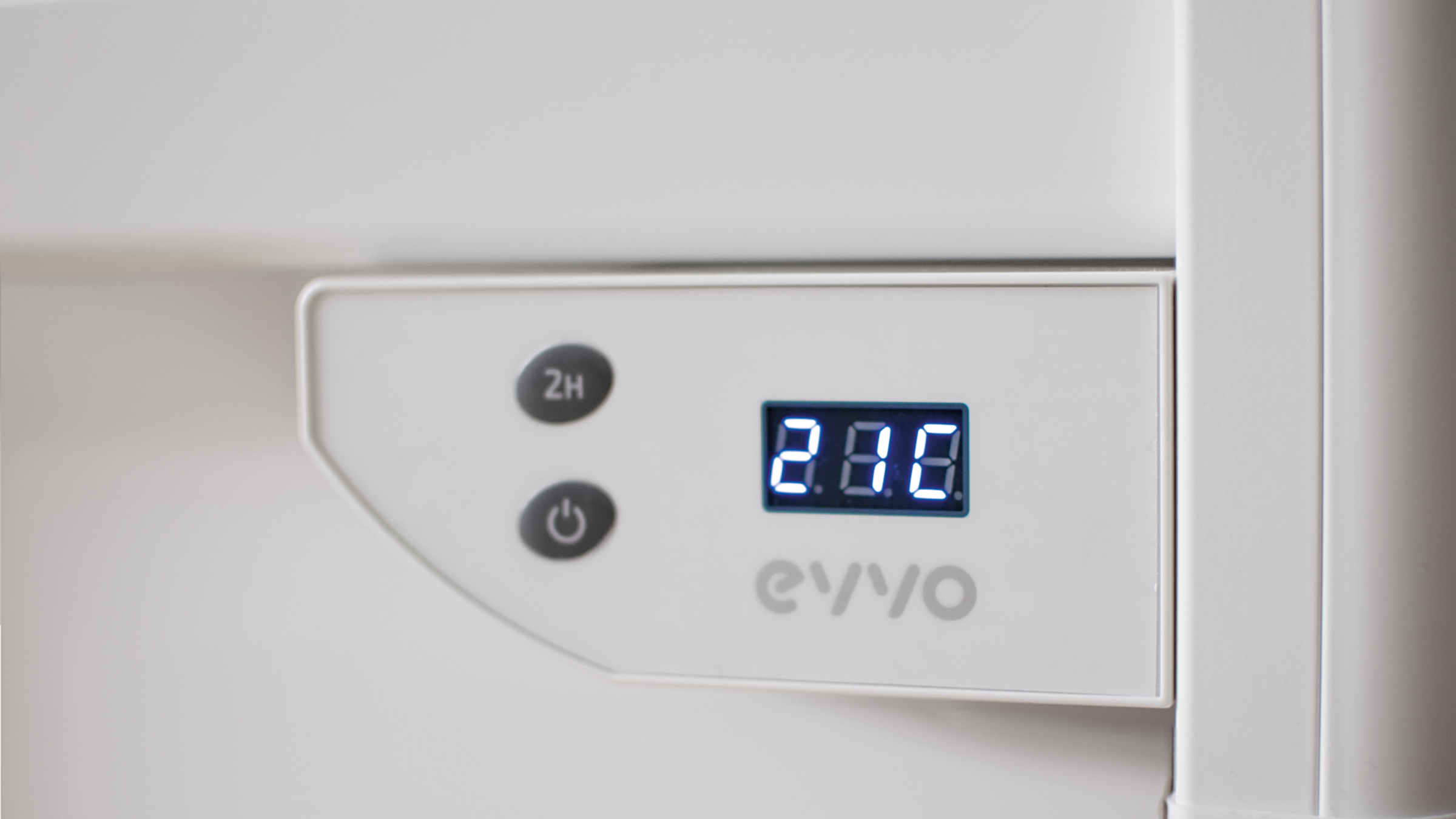 Primer plano de una pantalla digital en un dispositivo blanco. La pantalla muestra el número "280".