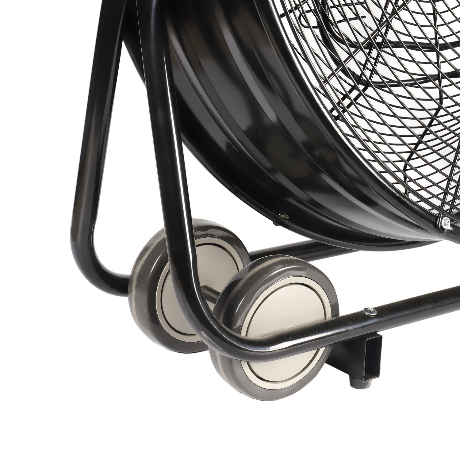 Ventilador industrial negro con dos ruedas. Está sobre un fondo blanco.
