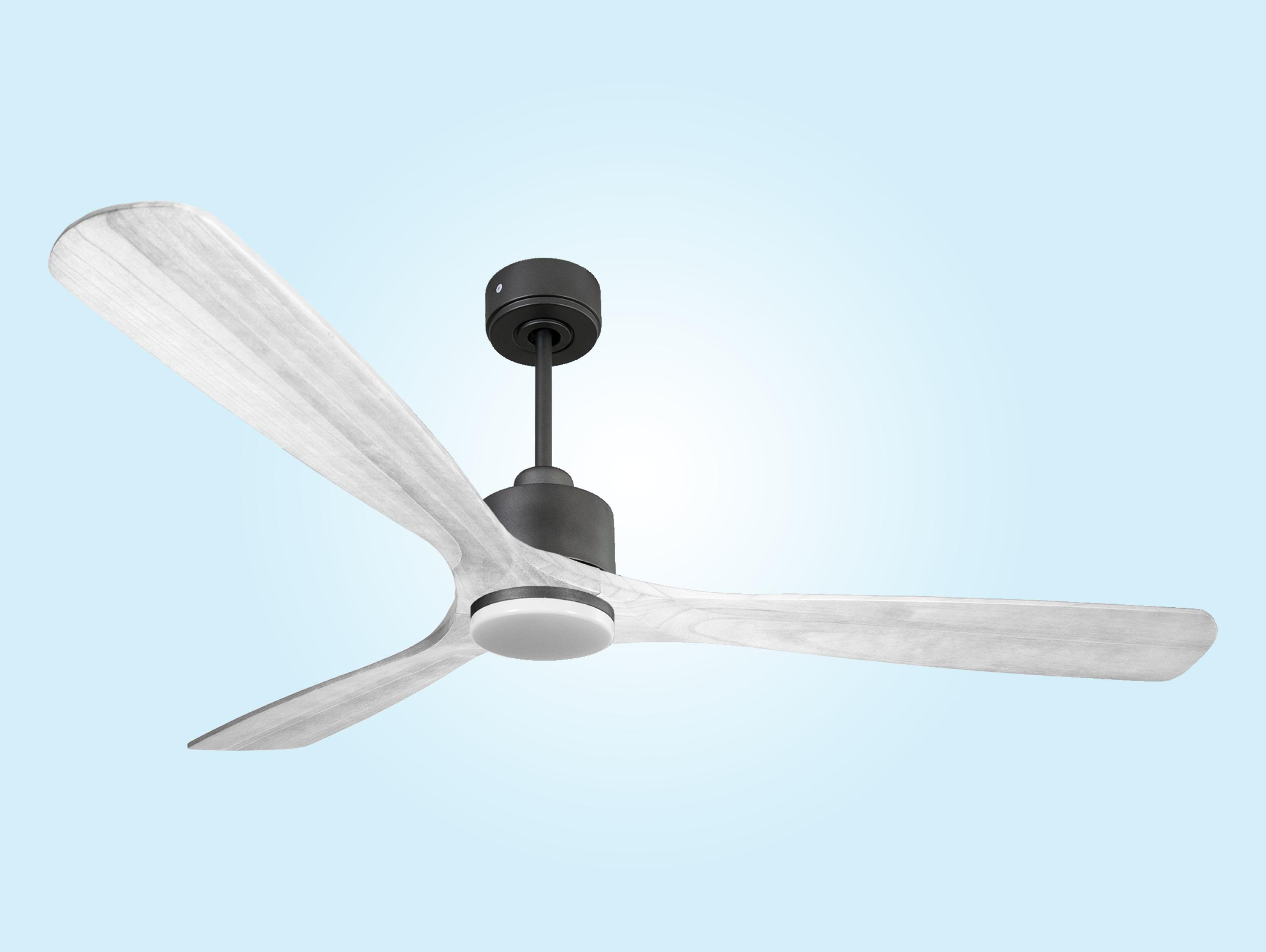 Ventilador de techo con aspas blancas y motor negro sobre fondo azul claro.