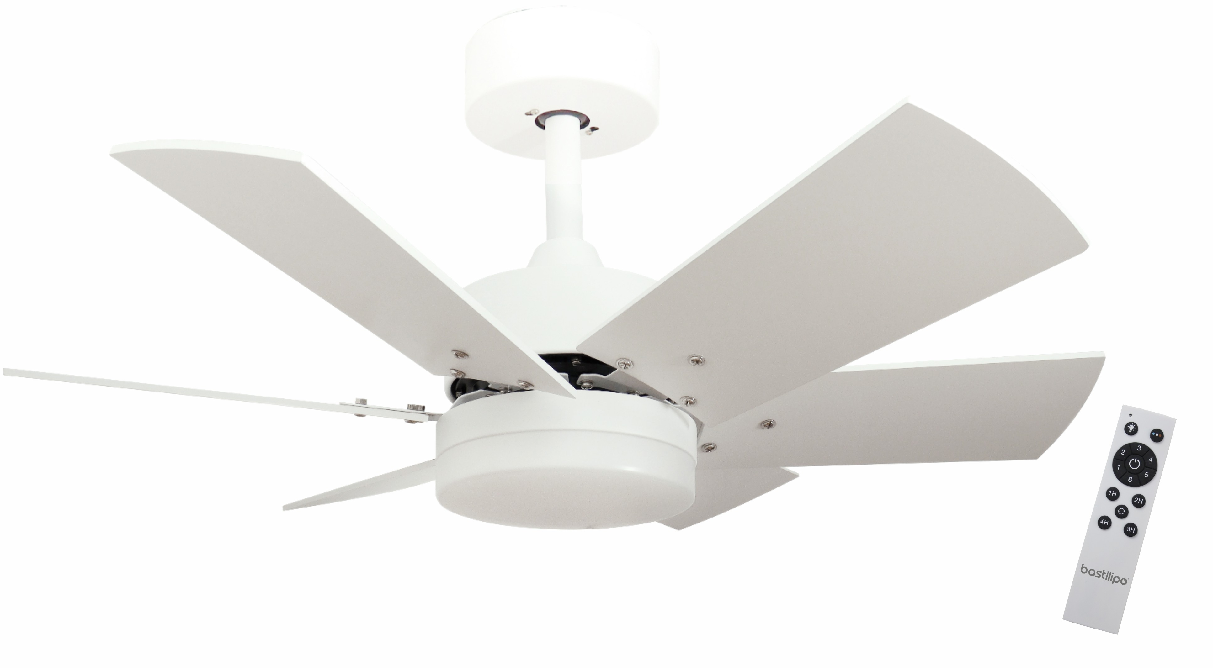 Un ventilador de techo blanco con cinco aspas y un mando a distancia, aislado en blanco.