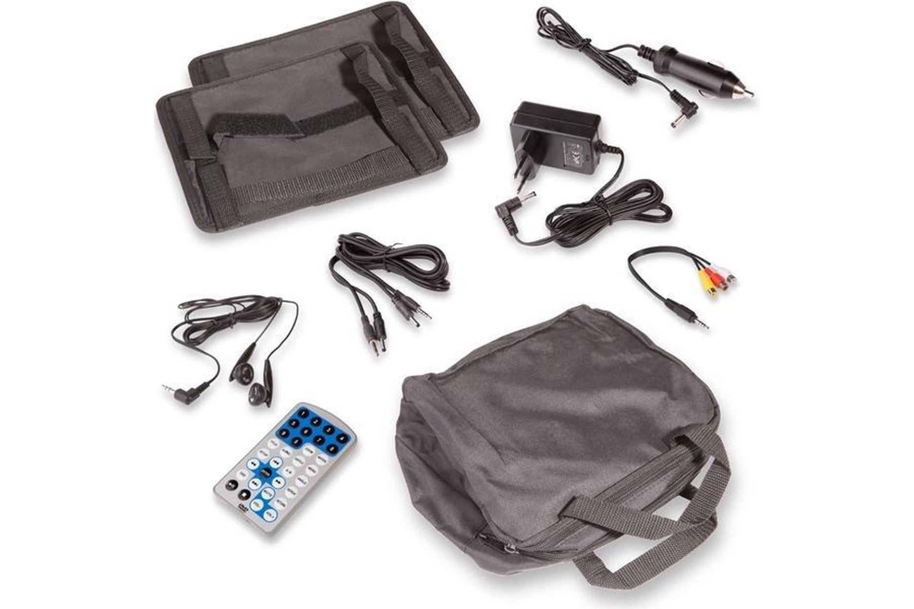 Accesorios electrónicos variados, incluyendo bolsas, cables y un control remoto.