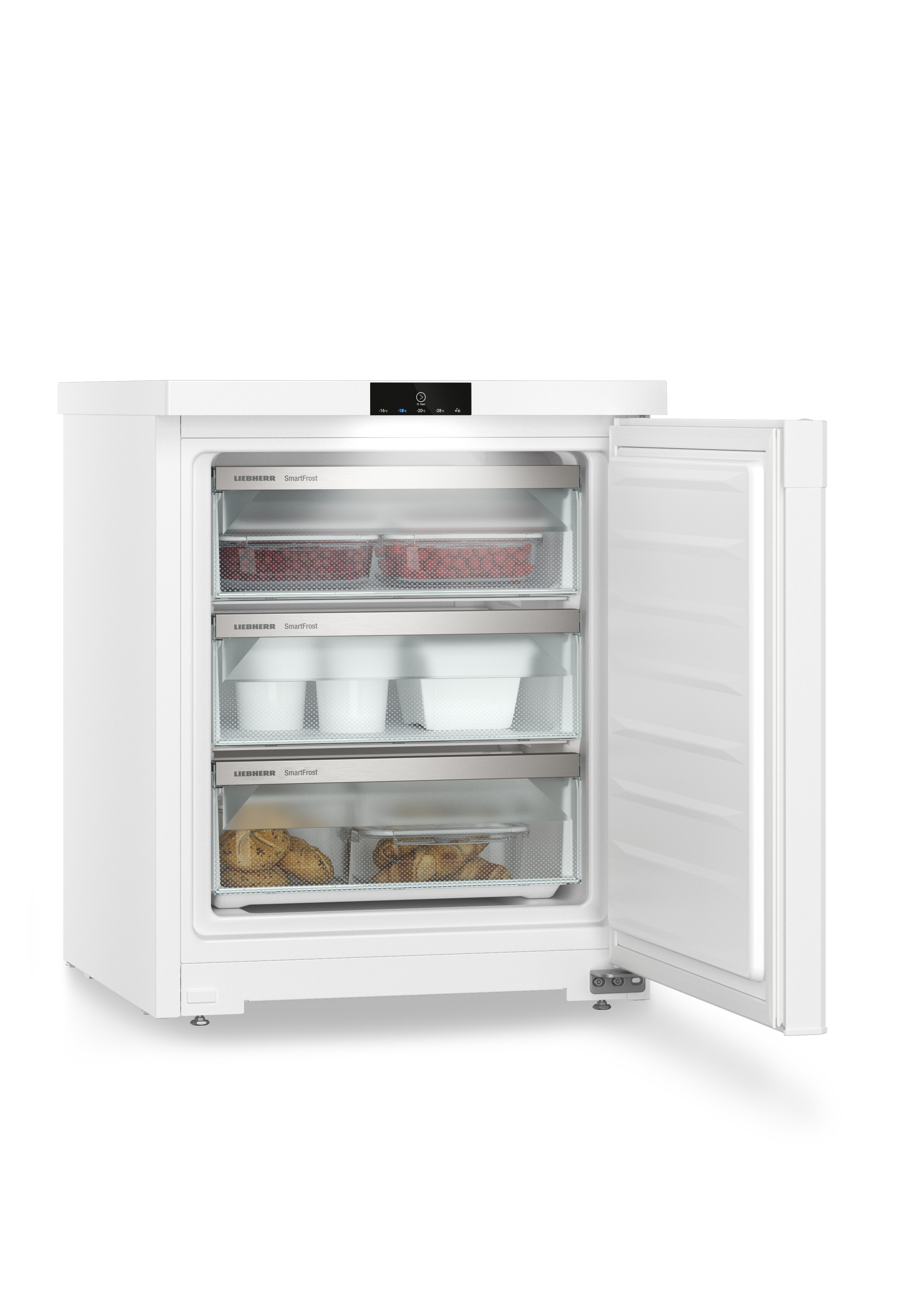 Weißer Kühlschrank mit geöffneter Tür. Im Inneren Glasböden mit Lebensmitteln.