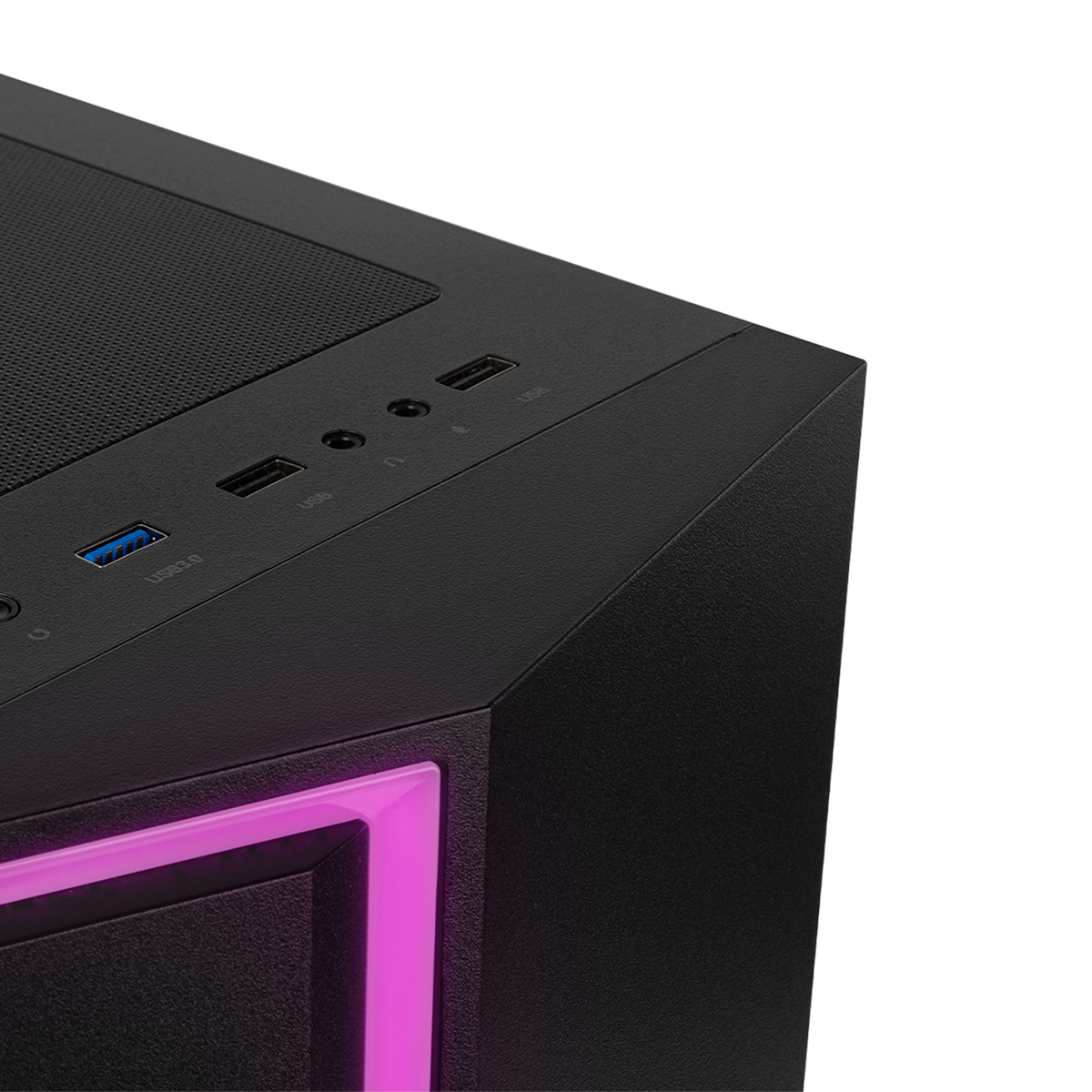 Caja de ordenador negra con puertos USB e iluminación rosa. Fondo blanco.