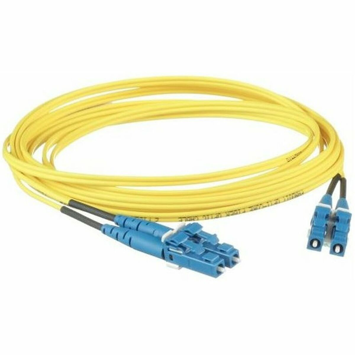 Gelbes Kabel mit blauen Steckern. Zwei Stecker an jedem Ende. Weißer Hintergrund.