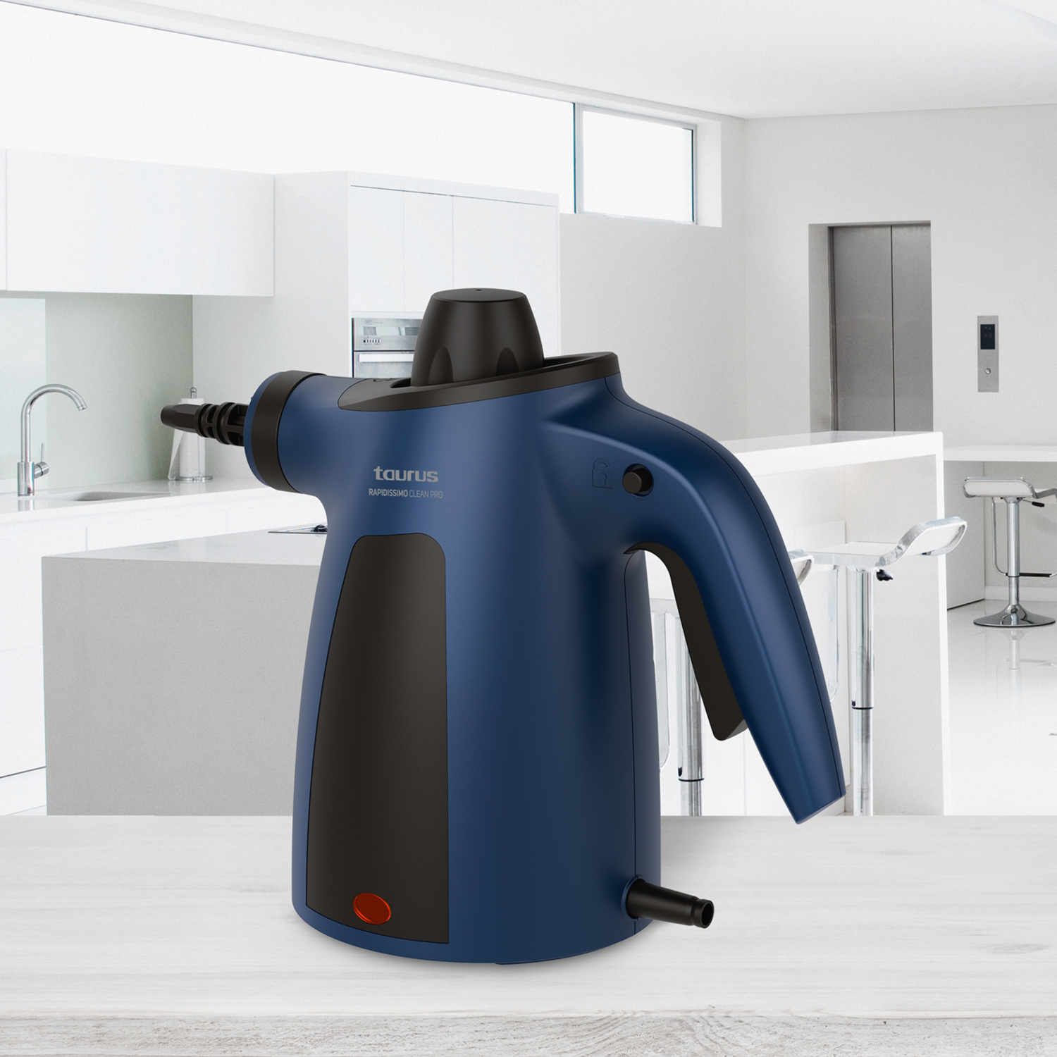 Niebiesko-czarny ręczny odkurzacz parowy na jasnym tle, z białą kuchnią w tle.