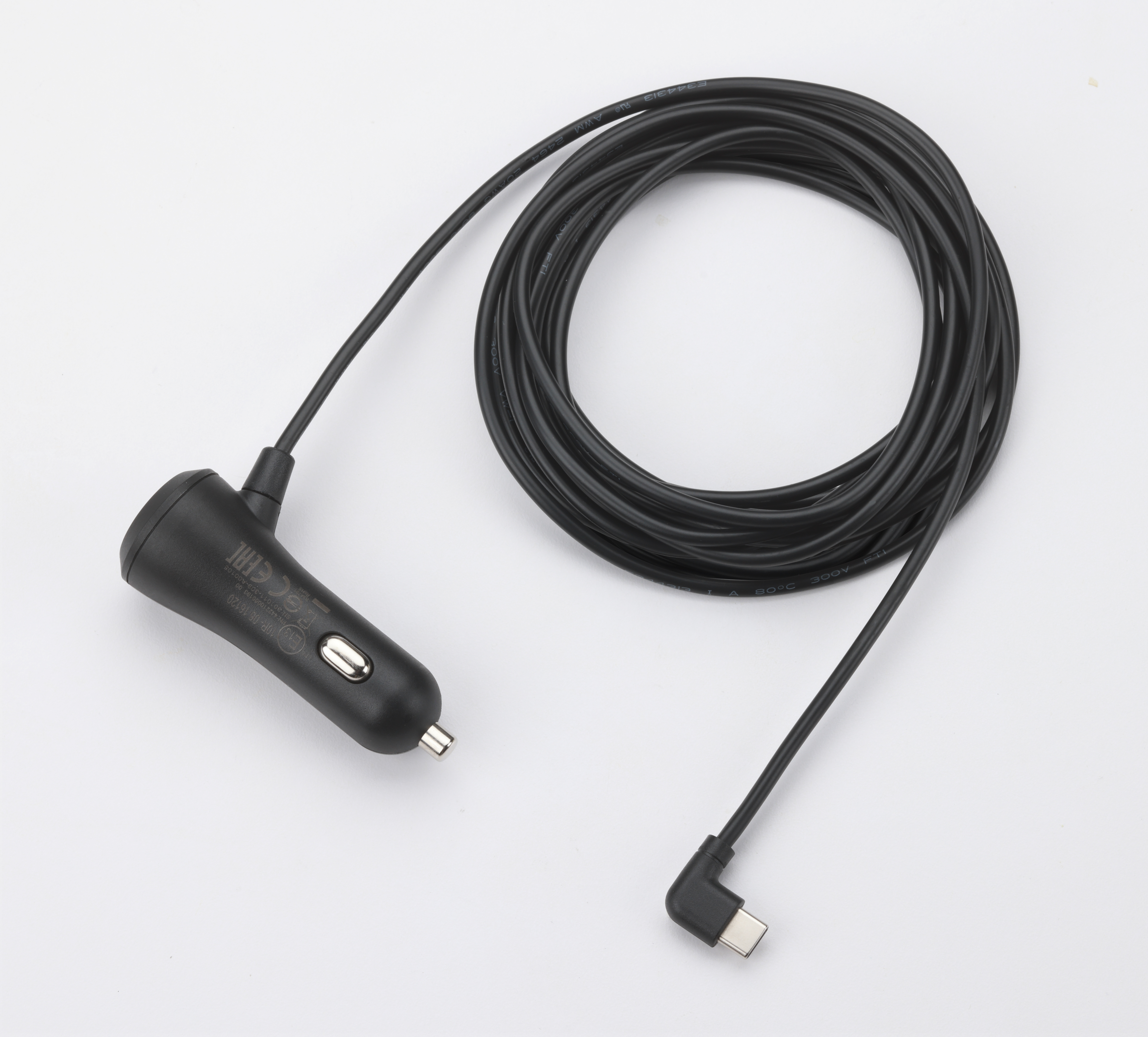 Ein schwarzes Autoladegerät mit aufgewickeltem USB-C-Kabel auf weißem Hintergrund. Hat einen USB-Anschluss.