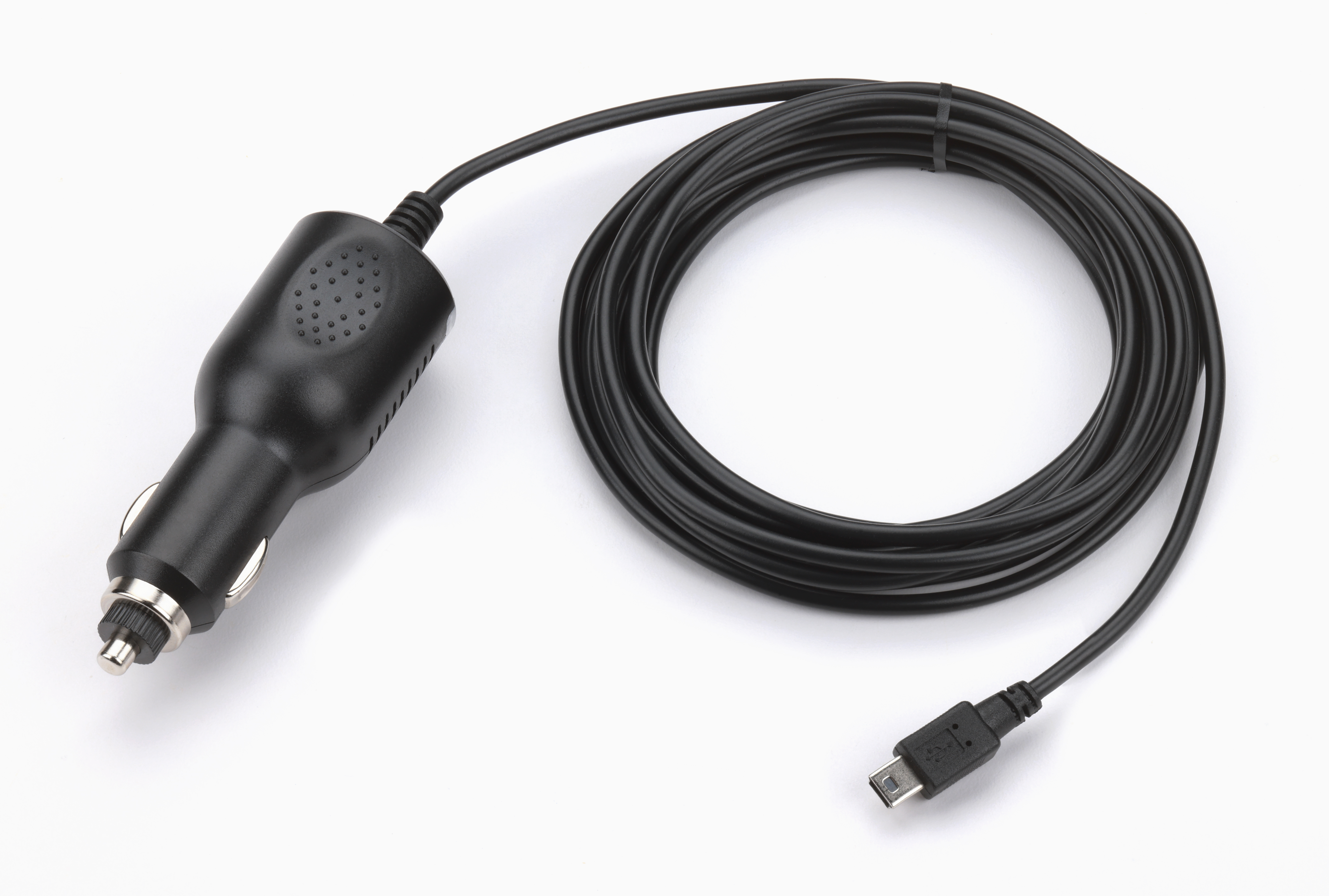 Een zwarte autolader met een USB-kabel bevestigd op een wit oppervlak.