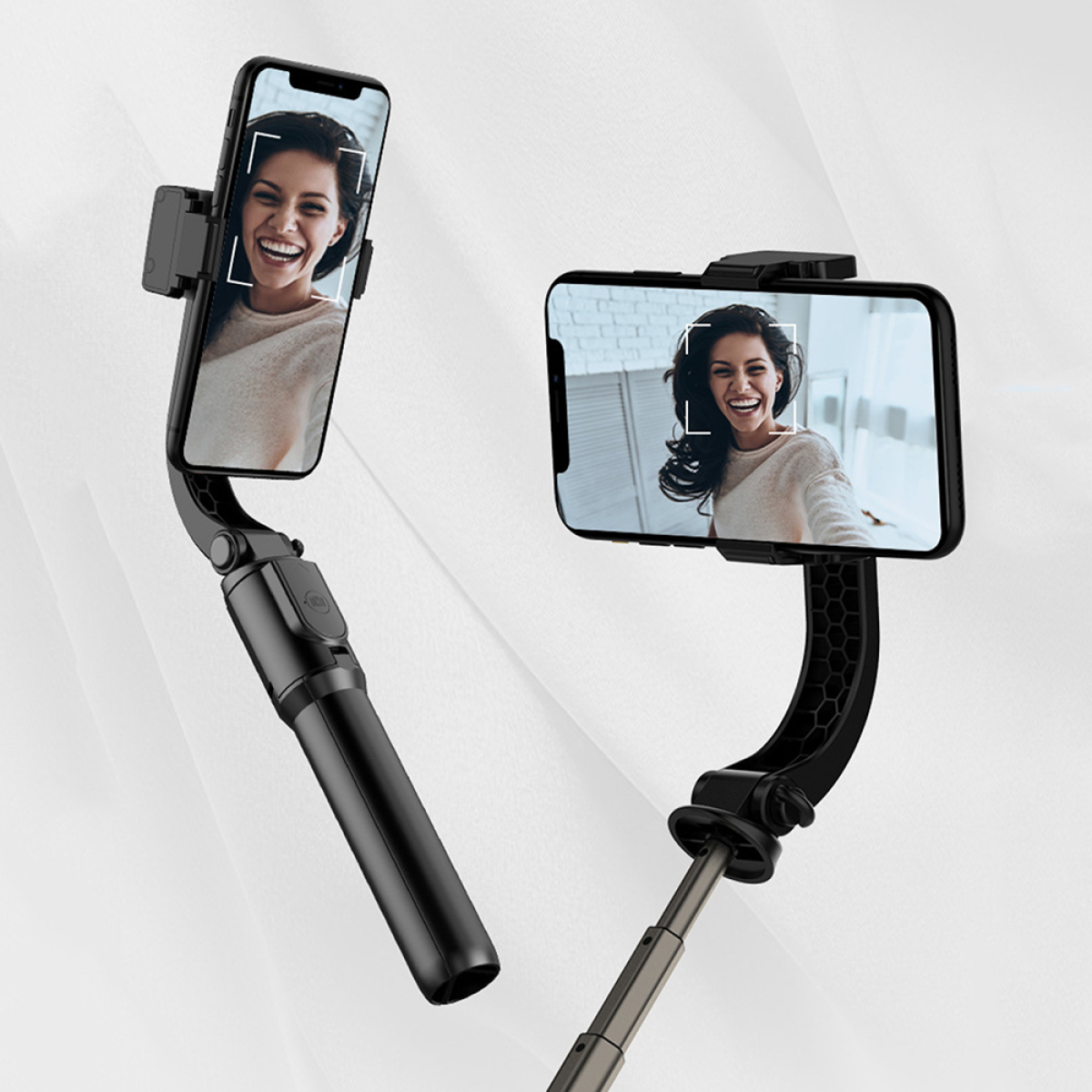 Zwei Telefone in Selfie-Sticks, eines ausgezogen, mit lächelnder Frau auf dem Bildschirm.
