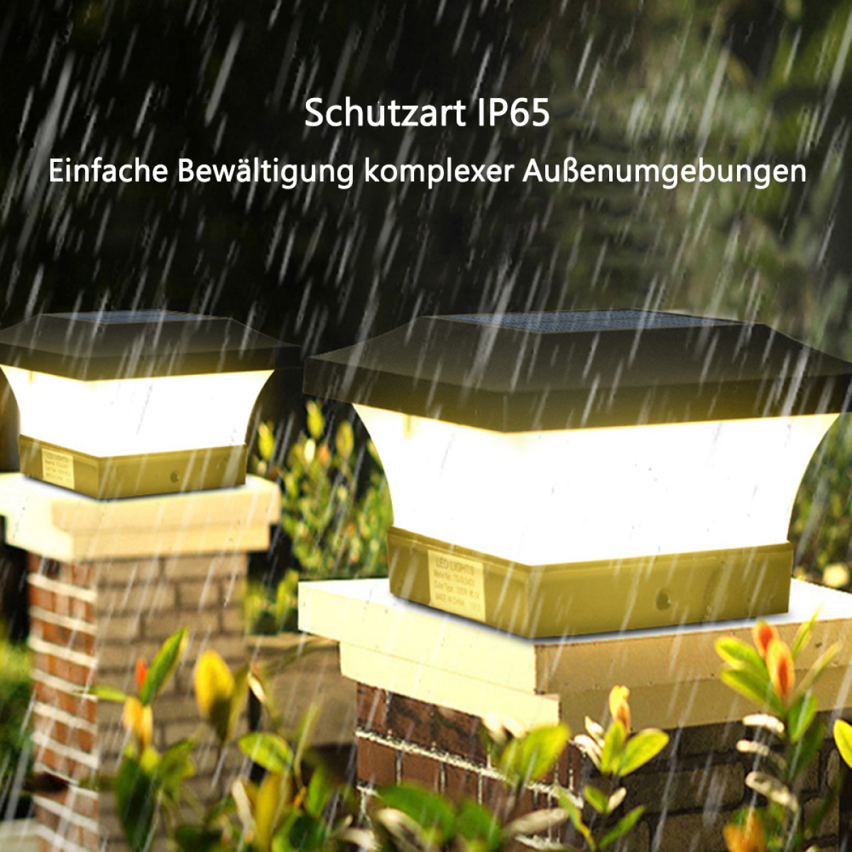 Zwei beleuchtete Außenlampen auf Backsteinpfeilern bei Regen. Weißes Licht.