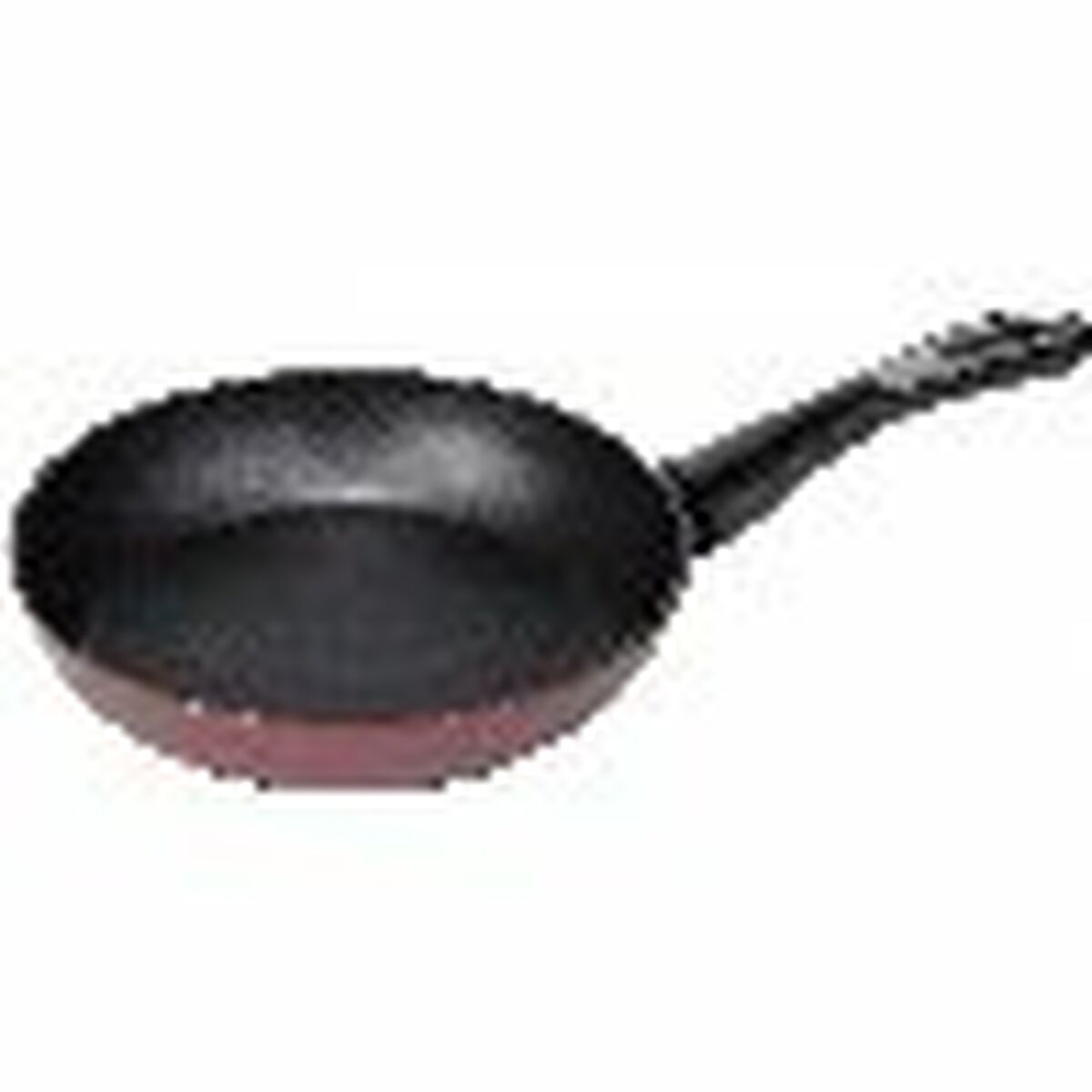 Una sartén negra con exterior rojo oscuro y mango negro, colocada sobre una superficie blanca.