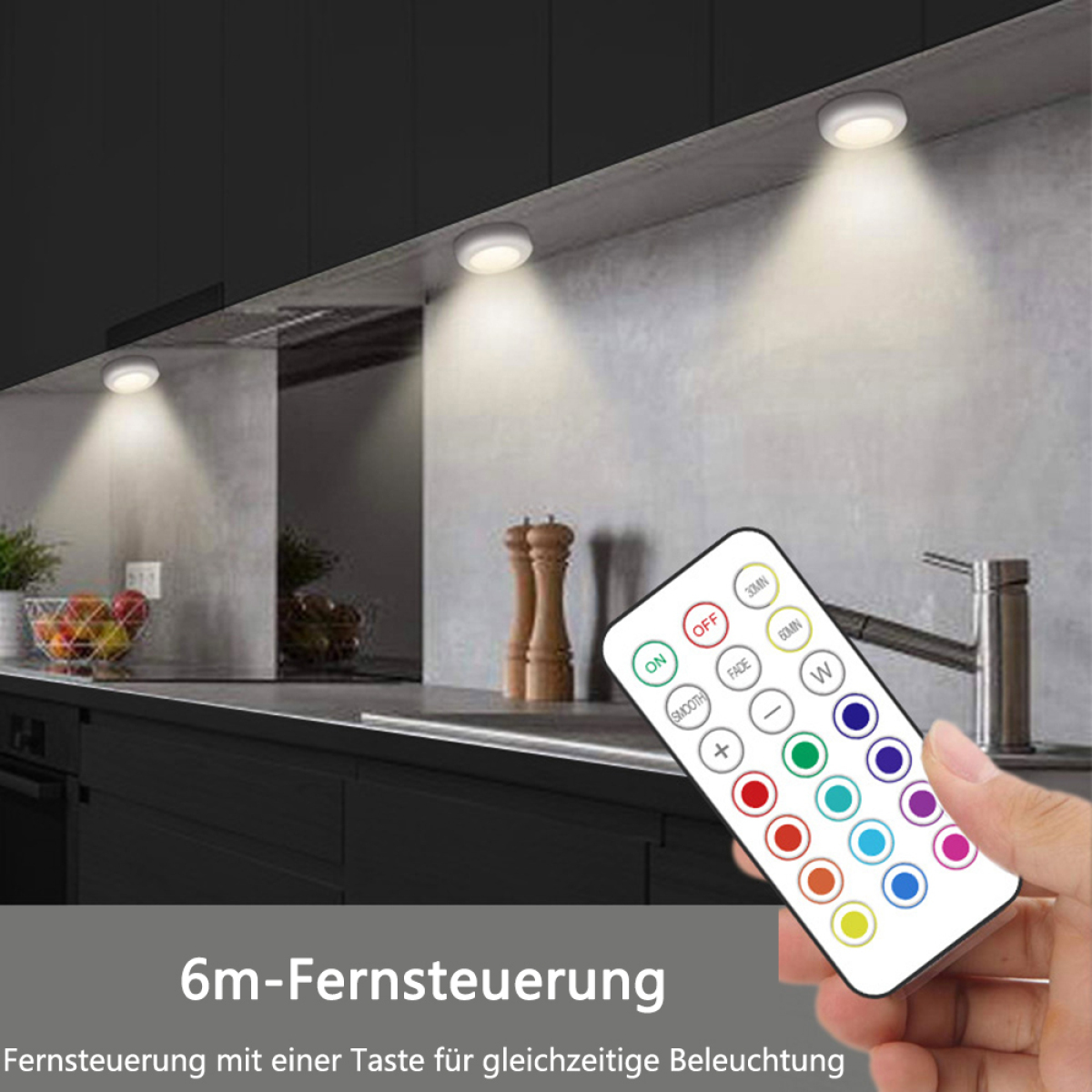 Küchenszene mit drei Deckenleuchten und einer Fernbedienung. Theke, Spüle und Wand im Hintergrund.