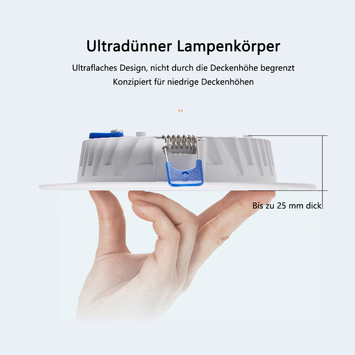 Eine Hand hält eine weiße, runde Deckenleuchte. Sie hat blaue und silberne Komponenten.