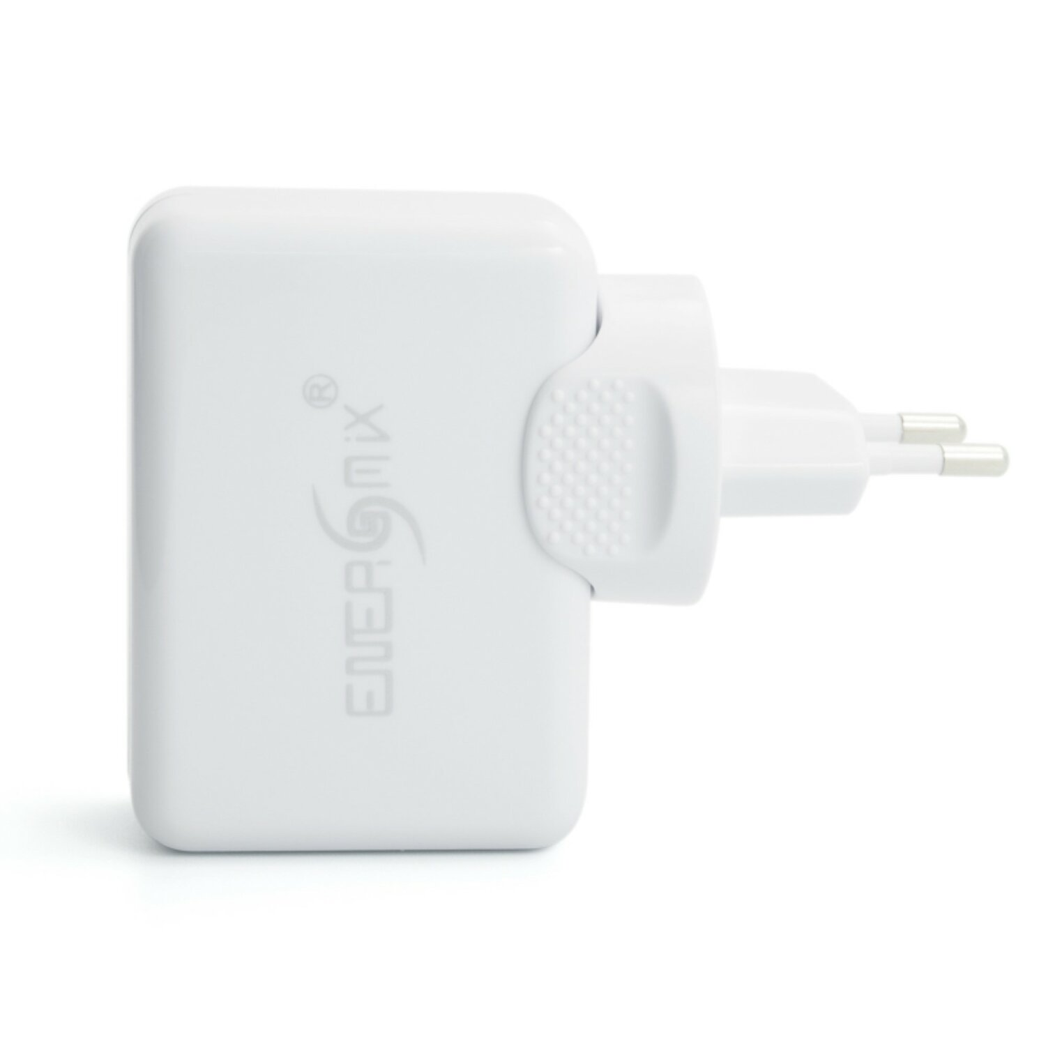 Weißes Netzteil für eine Steckdose. Der Adapter hat abgerundete Kanten und die Marke lautet 'ENERGMIX'.
