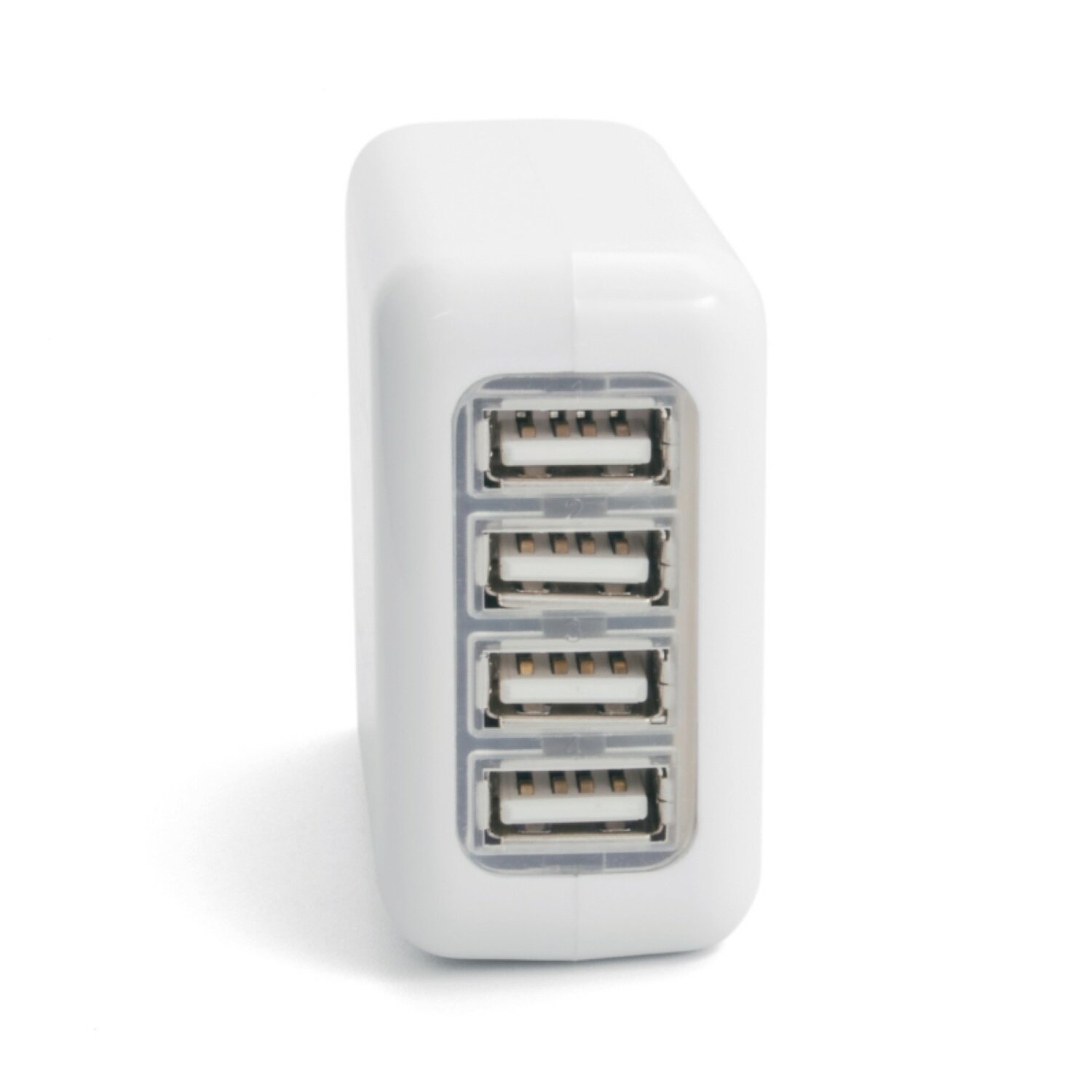 Ein weißer Netzadapter mit vier USB-Anschlüssen, leicht angewinkelt, um die Anschlüsse zu zeigen.