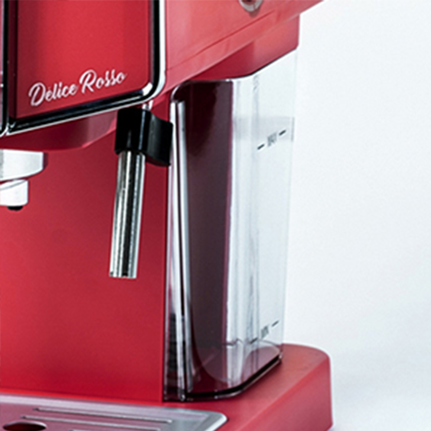 Máquina de espresso roja con depósito de agua transparente. Texto Delice Rosso al frente.