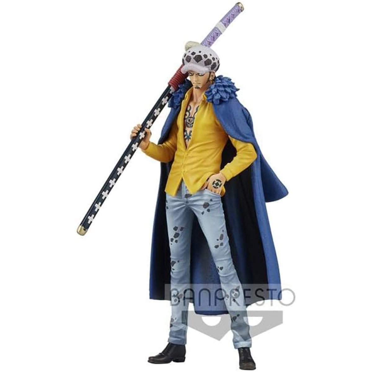 One Piece-Figur von Trafalgar Law mit Katana, trägt gelbes Hemd und blauen Umhang.