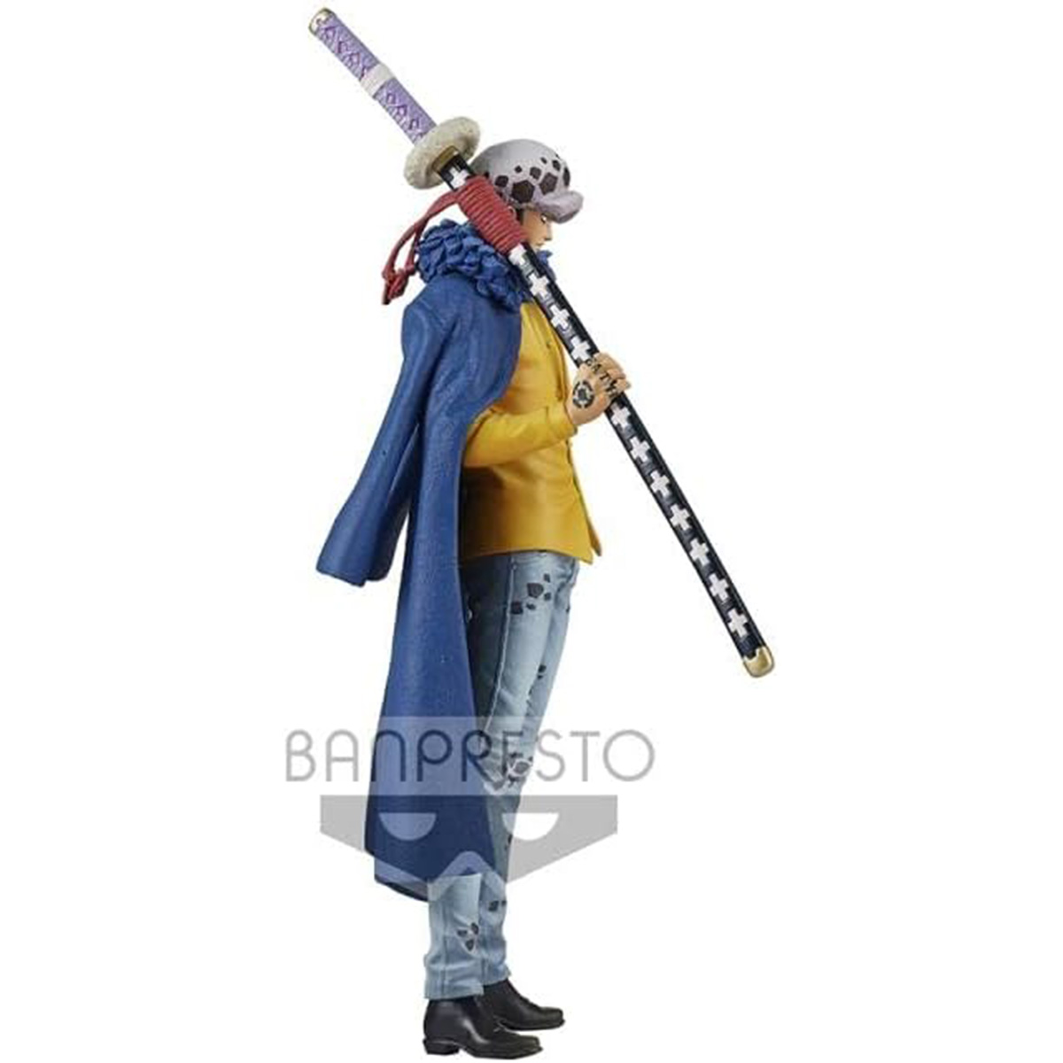 Eine Law Figur. Er trägt einen blauen Mantel, ein gelbes Hemd und Jeans und hält ein Schwert über der Schulter.