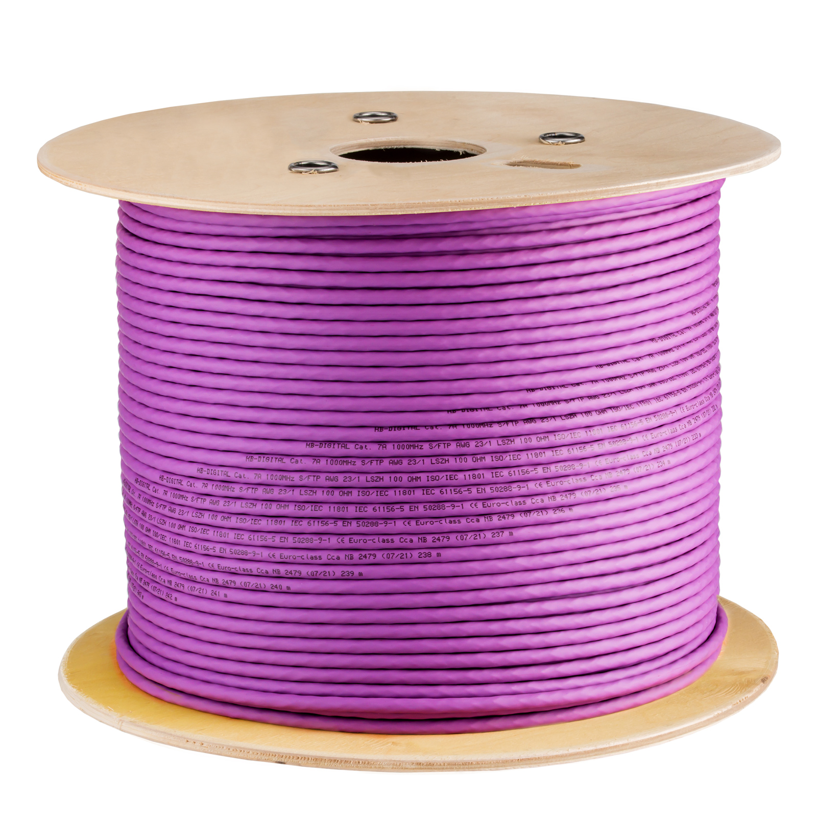 Violettes Netzwerkkabel auf einer Holzspule, mit gedruckten Infos.