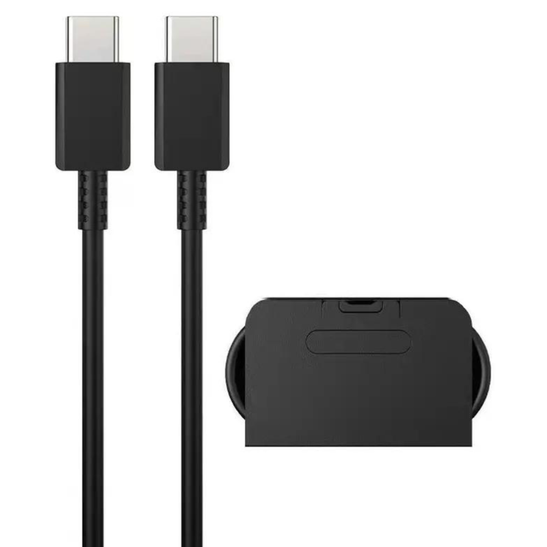 Zwei schwarze USB-C-Kabel und ein schwarzer Ladeadapter. Der Hintergrund ist weiß.