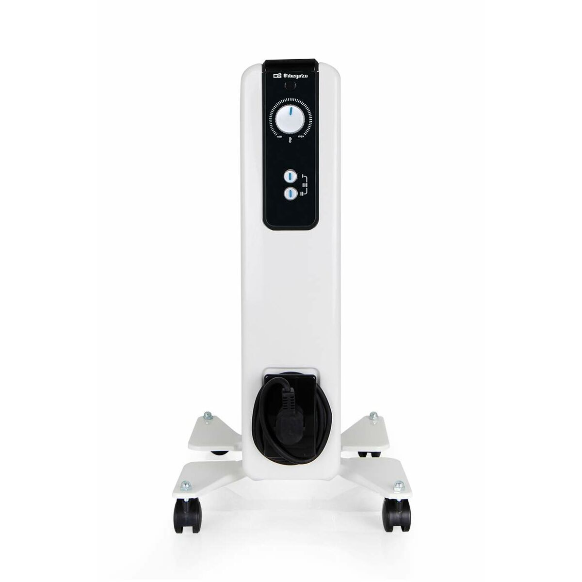Biały grzejnik olejowy na kółkach, czarny przewód, panel sterowania u góry.