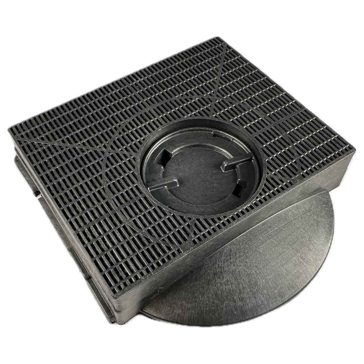 Schwarzer quadratischer Luftfilter mit einer silbernen Scheibe auf der Unterseite.