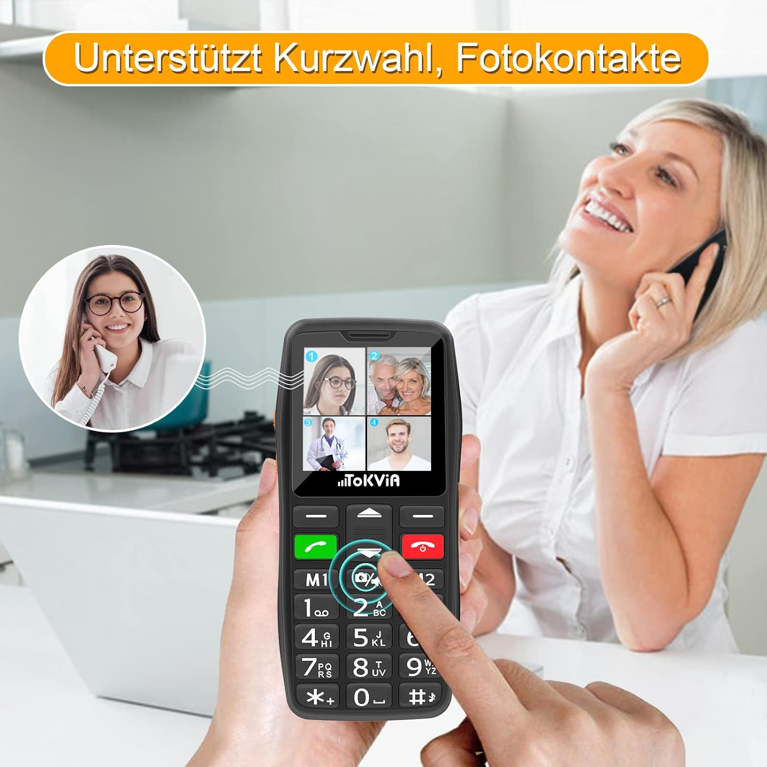 Eine Frau hält ein Telefon mit einem Display, das mehrere Gesichter zeigt. Eine andere Frau telefoniert im Hintergrund.