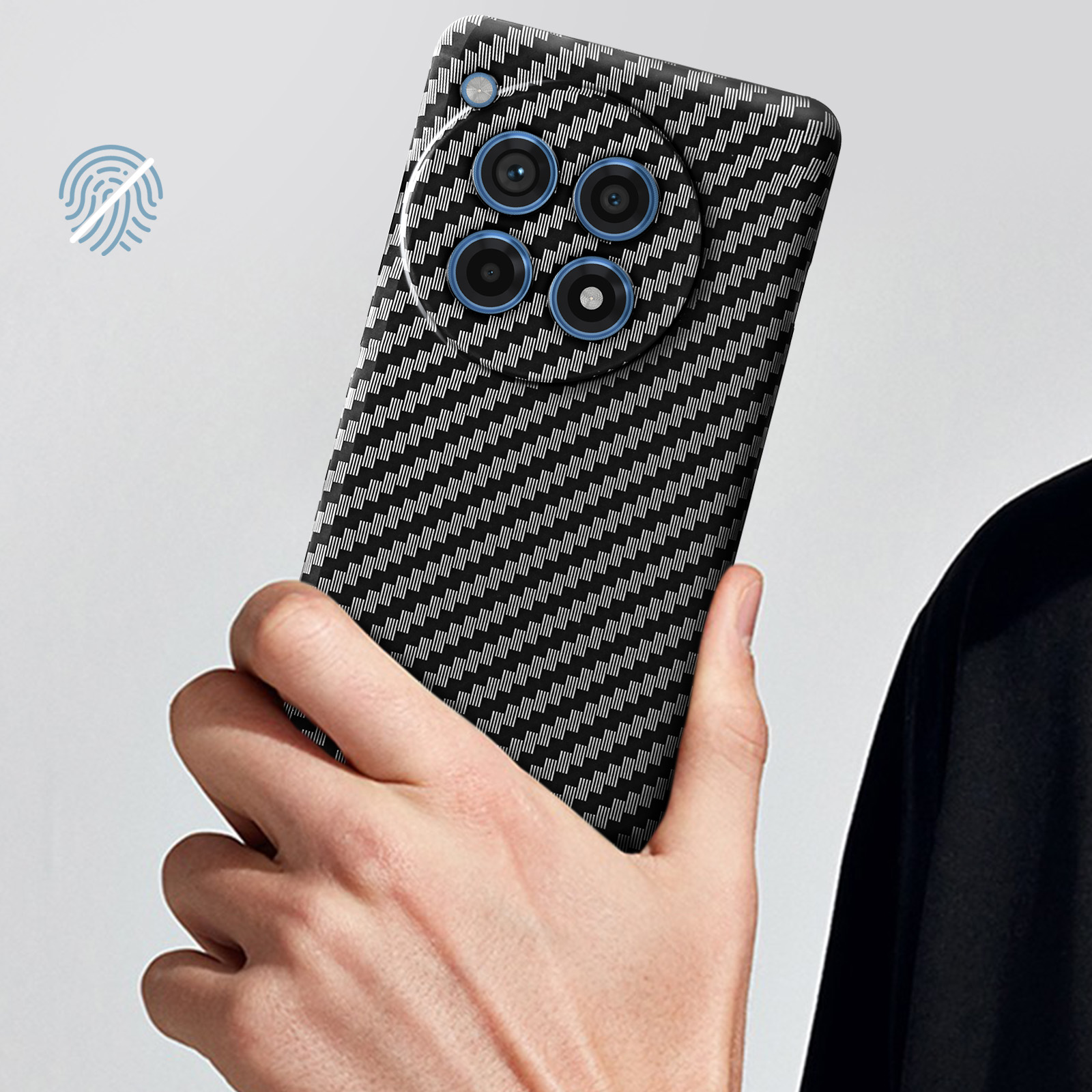 Una mano che tiene un telefono nero con una texture in fibra di carbonio.
