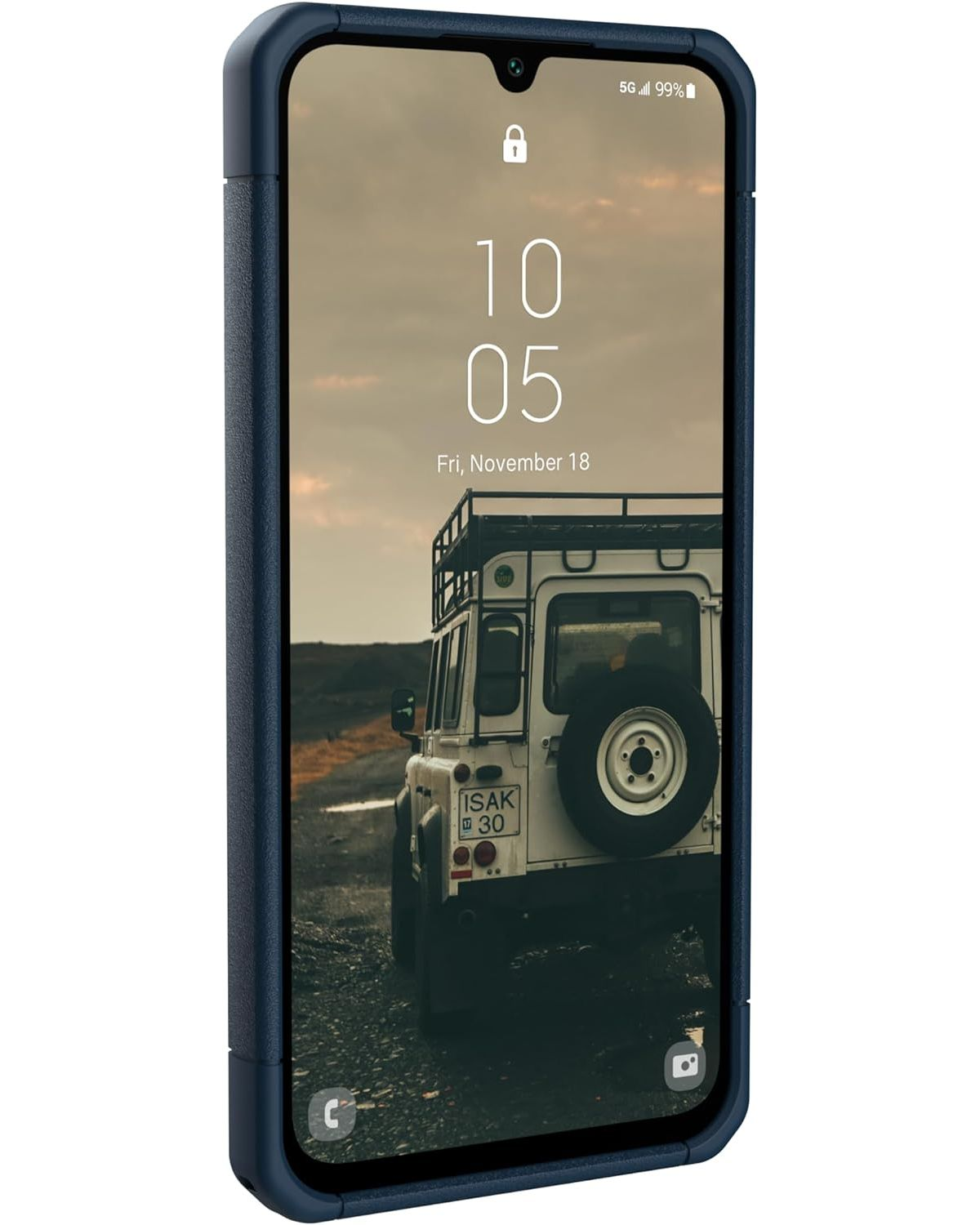 Ein Smartphone in einer blauen Hülle. Der Bildschirm zeigt Uhrzeit, Datum und ein Foto eines Fahrzeugs.