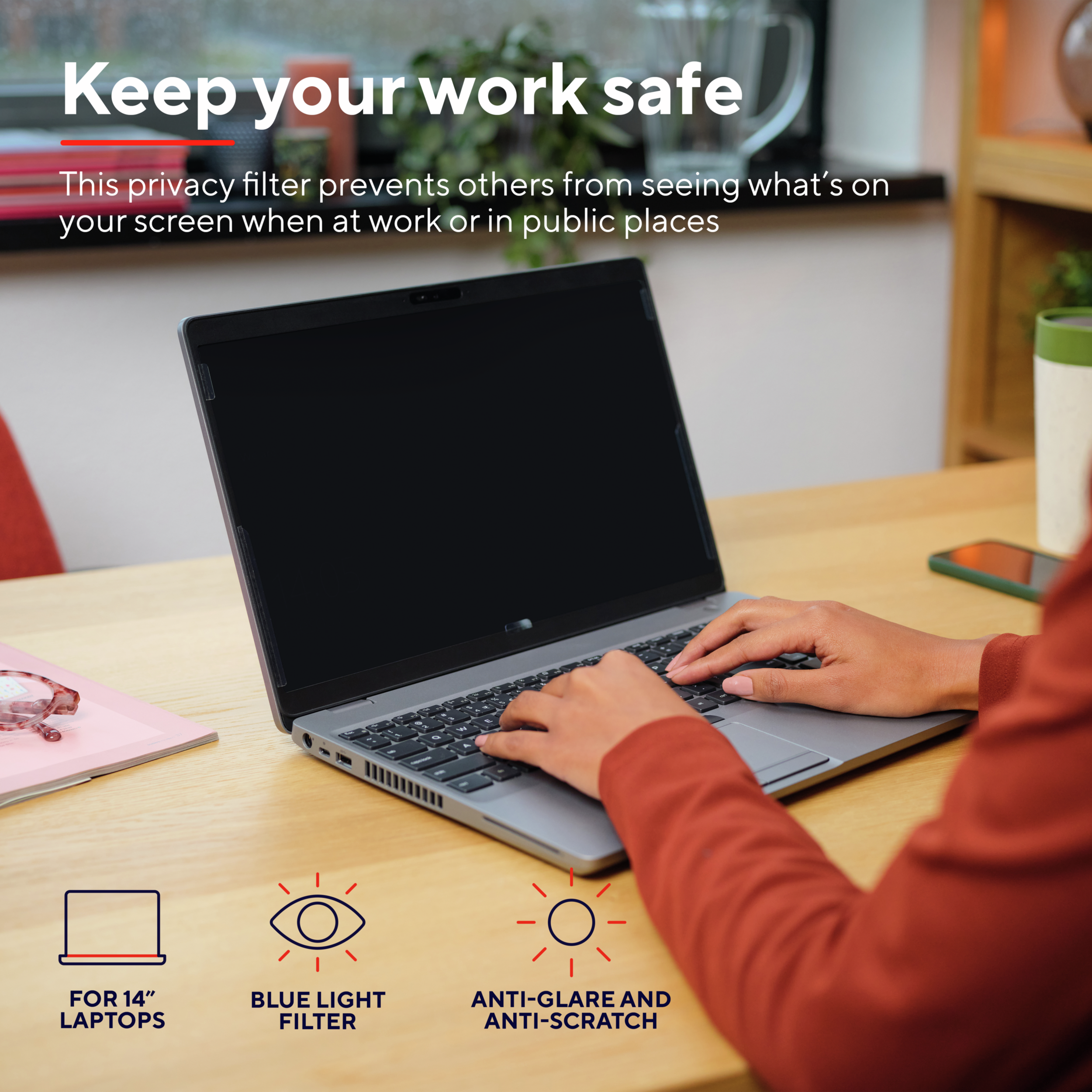 Persona che usa un laptop con filtro privacy, con icone su luce blu, antiriflesso. Scrivania in legno.
