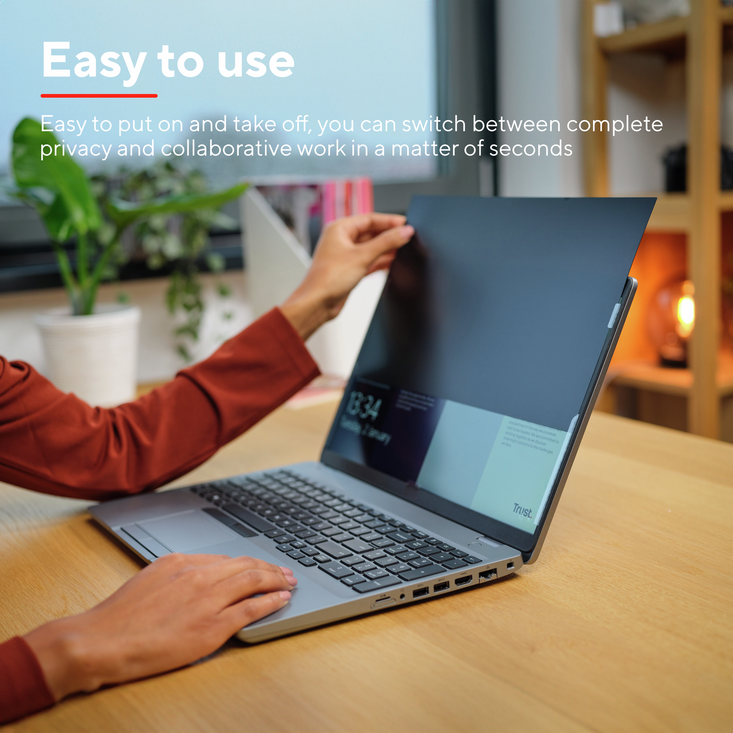 Persona che utilizza un laptop con schermo privacy. Lo schermo viene applicato al display del laptop.