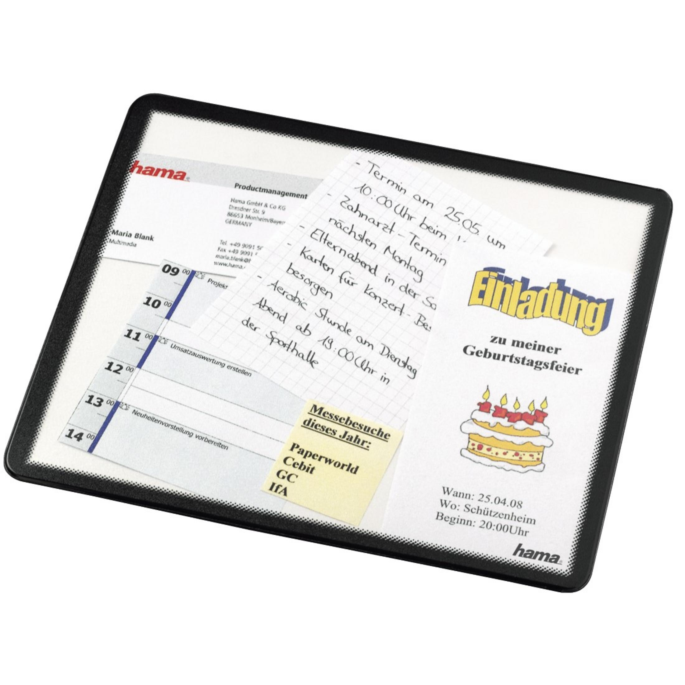 Ein schwarzer Schreibtischkalender mit Notizen und einer Geburtstagseinladung darauf, vor weißem Hintergrund.