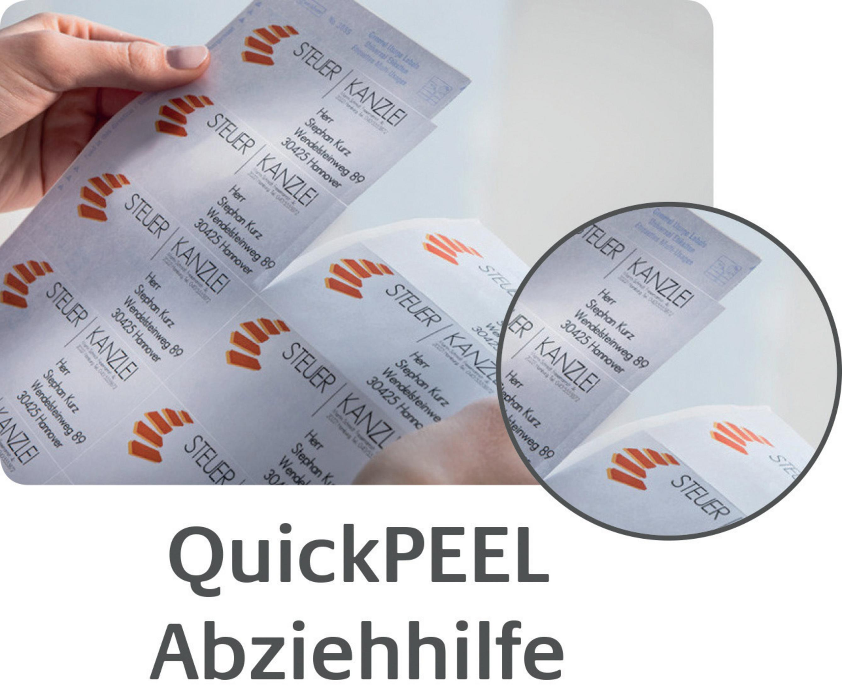 Person zieht Adressetiketten ab. Etiketten lesen Steuer Kanzlei. Weißer Hintergrund.