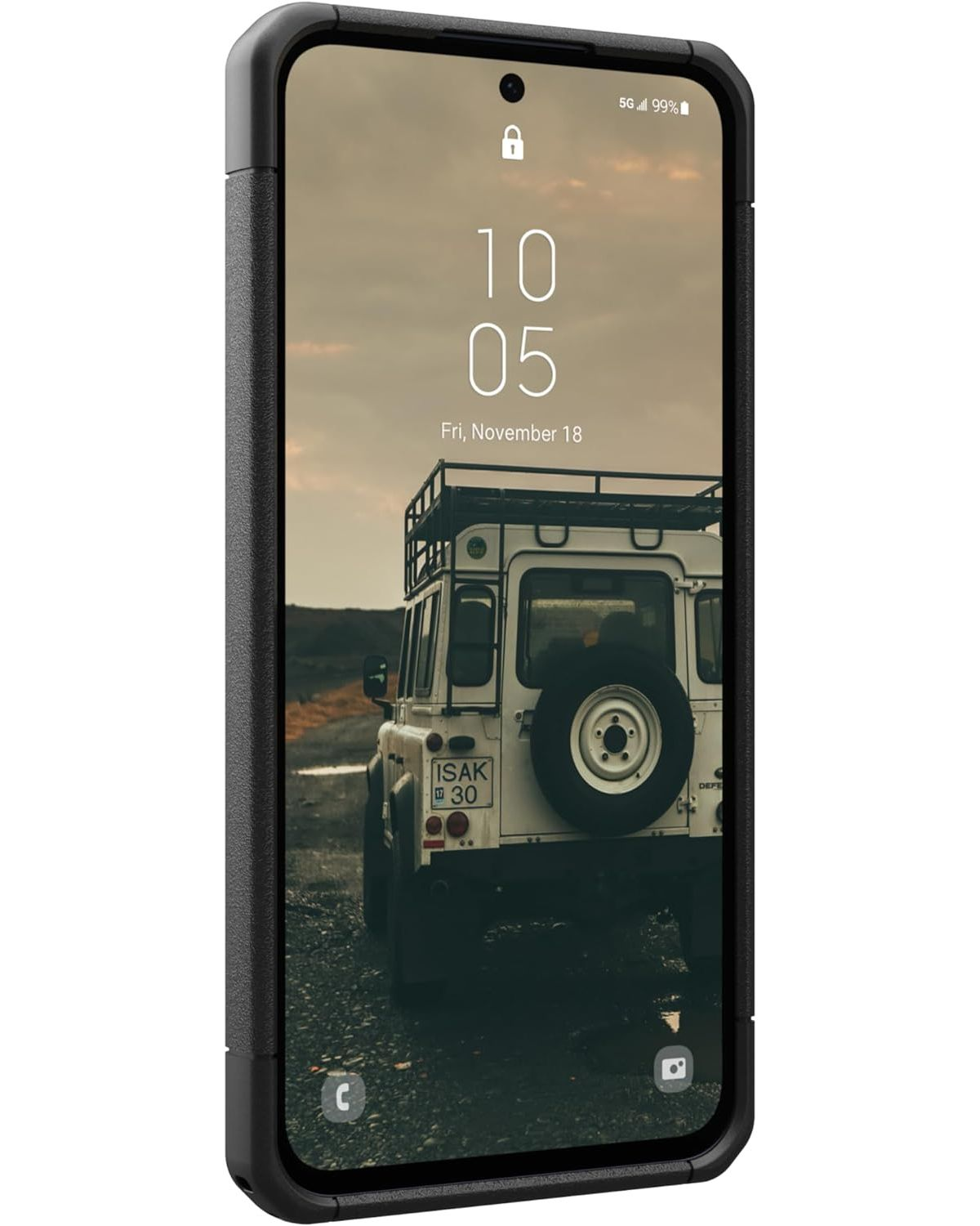 Een smartphone in een zwarte hoes, met de tijd en een voertuig op een bewolkte achtergrond.