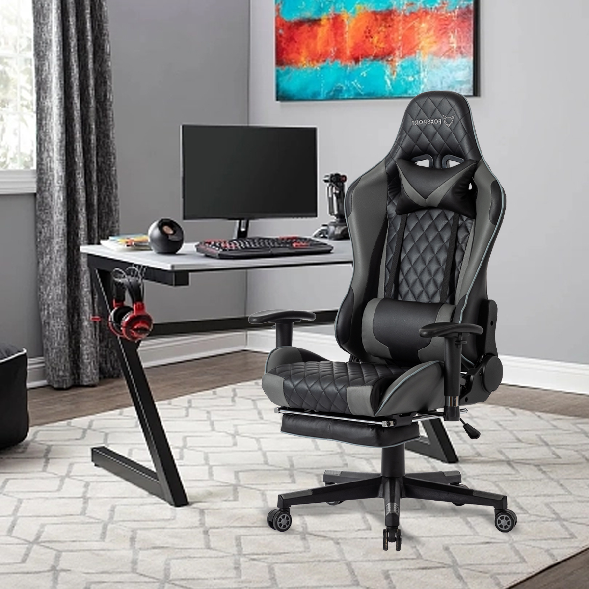 Gaming-Stuhl in einem Raum mit Computer-Setup, Schreibtisch und Gemälde an der Wand.