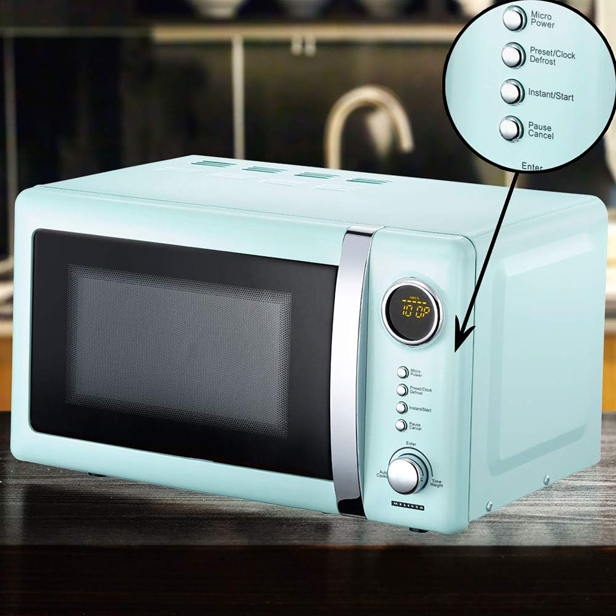 Ein Mikrowellenherd im Retro-Stil, hellblau, mit Knöpfen und Digitalanzeige. Die Einstellung ist auf einem Tisch.