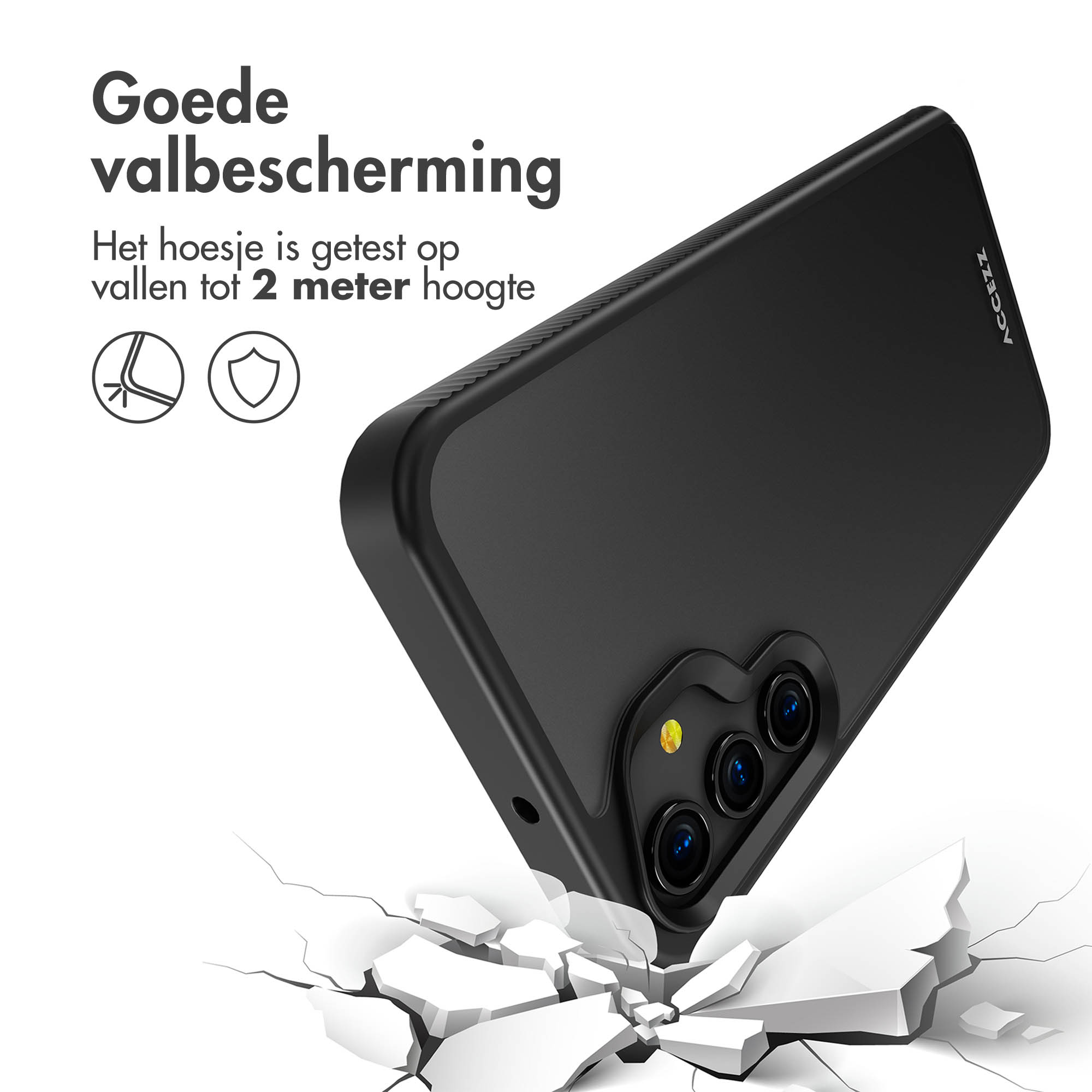 Zwarte telefoonhoes die op een gebarsten wegdek valt. De hoes heeft meerdere camera-uitsparingen.