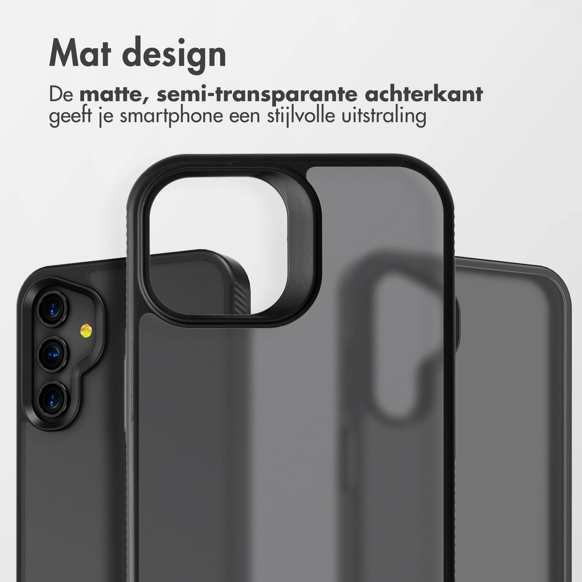 Close-up van een zwarte telefoonhoes, met een matte, semi-transparante achterkant en een zwarte camera-uitsparing.