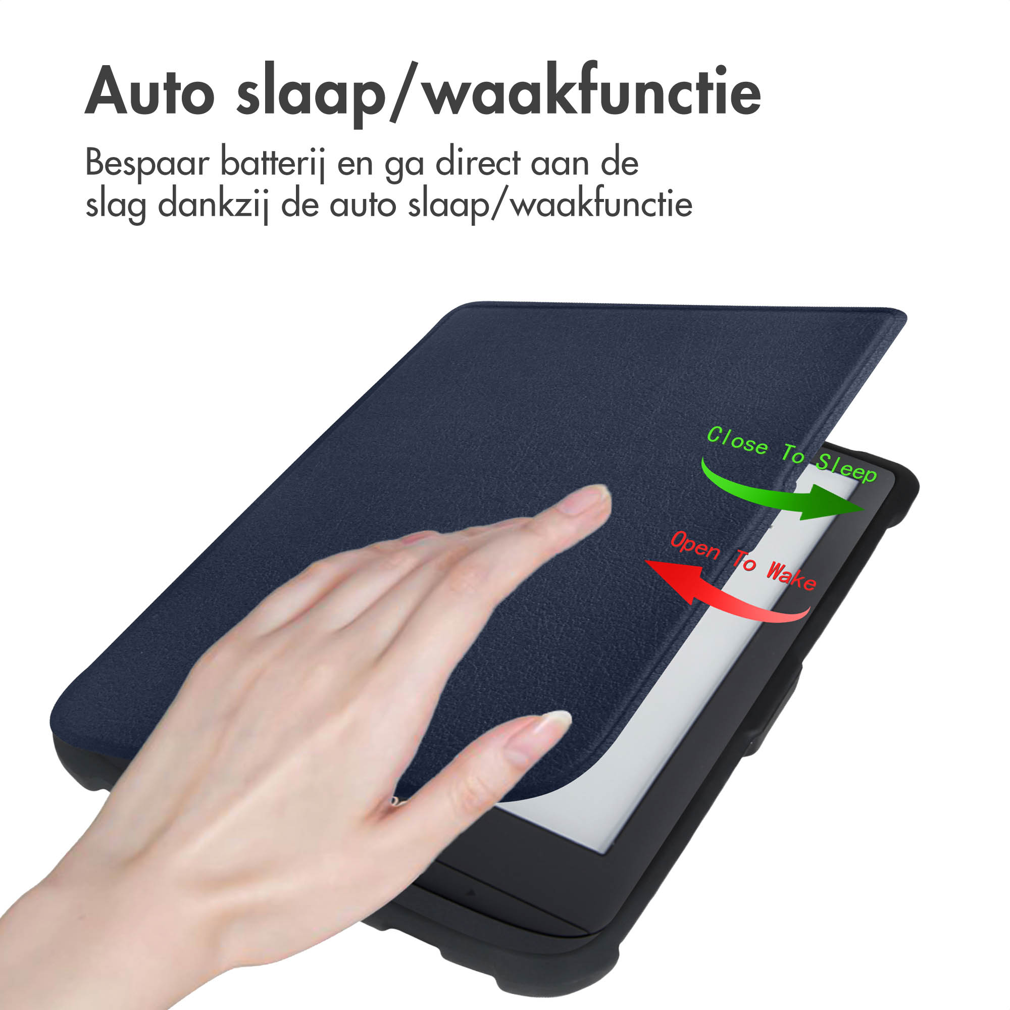 Une main ferme une couverture bleue foncée pour liseuse pour la mettre en veille.